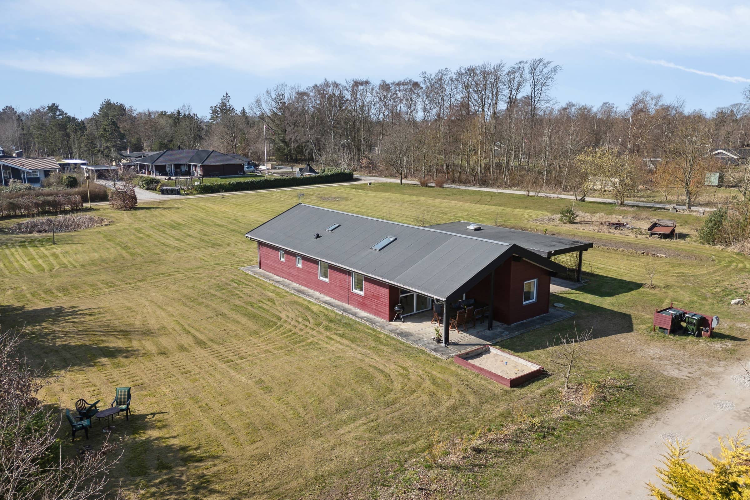 Dejlig lyst sommerhus i skøn natur tæt ved strand billede 3