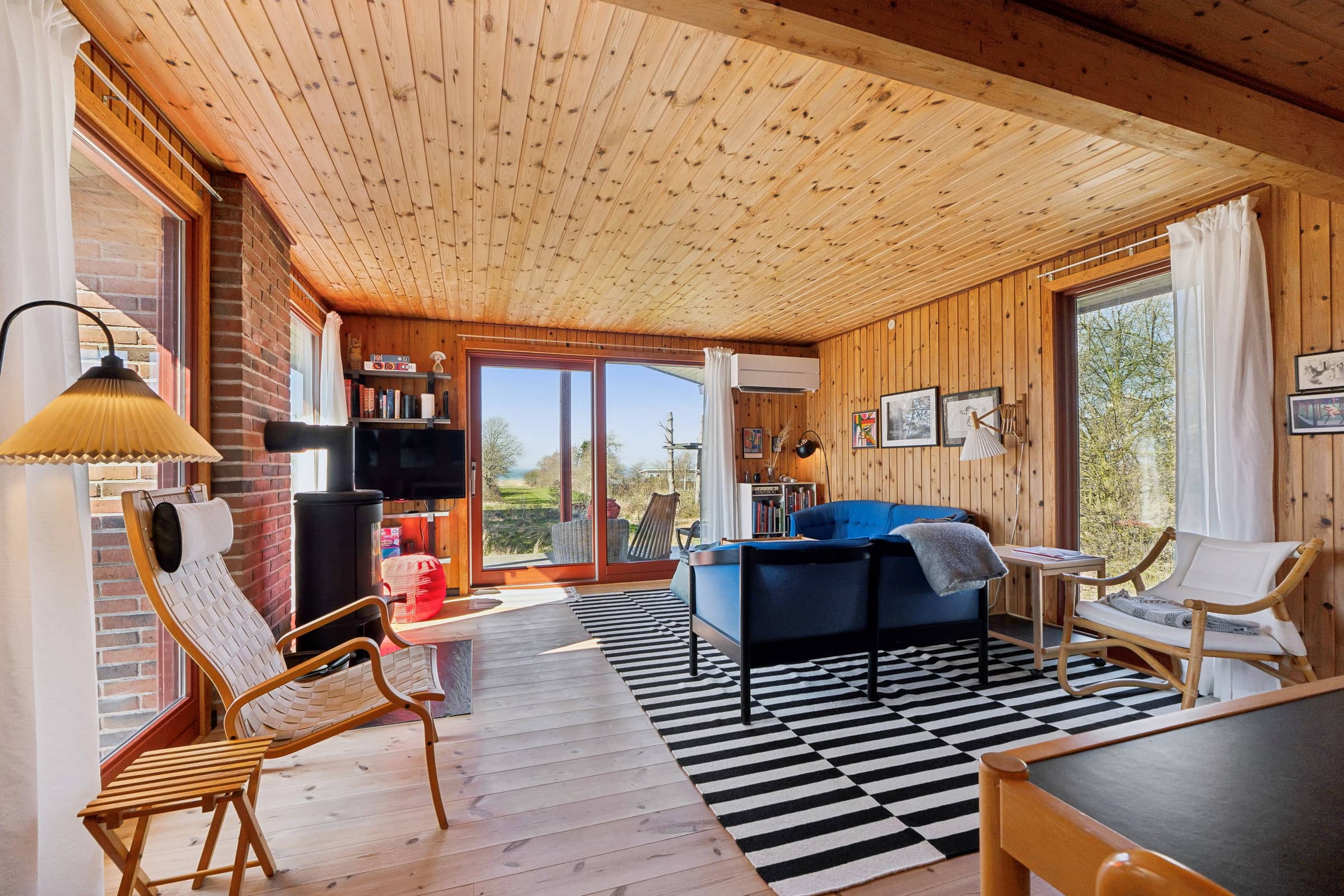 Hyggeligt sommerhus med dejlig udsigt. billede 2