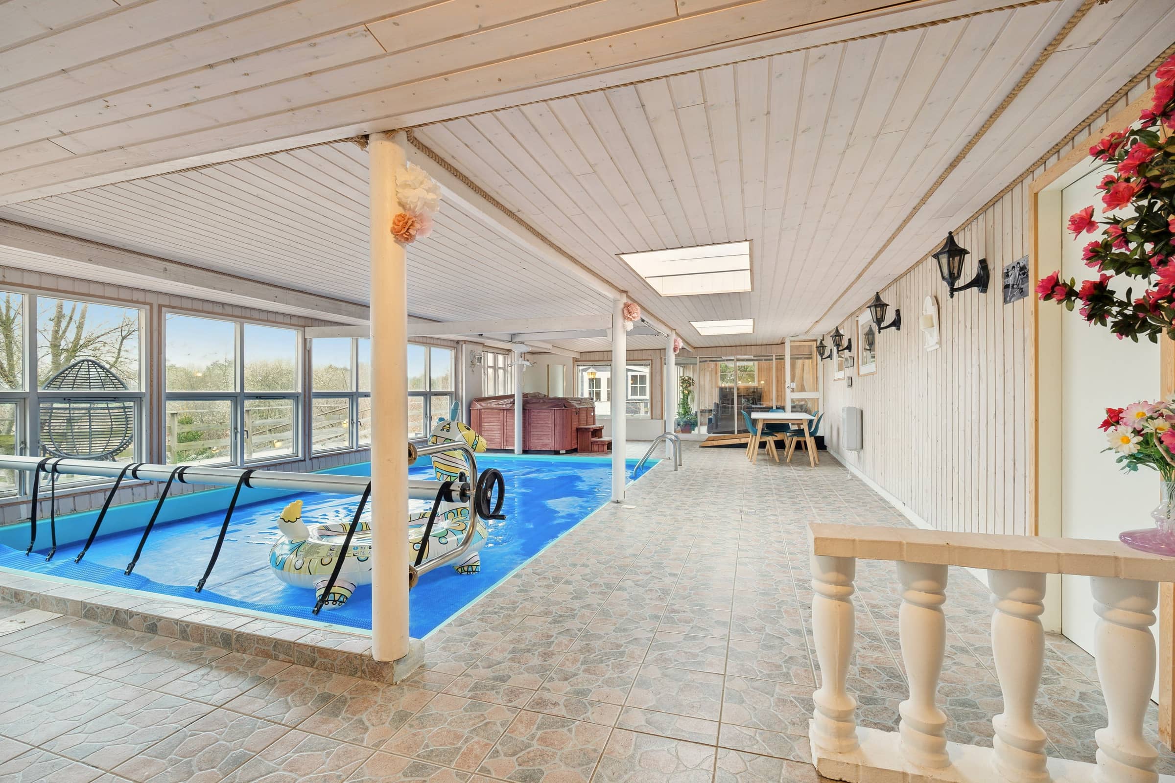 Stort poolhus med plads til afslapning billede 2