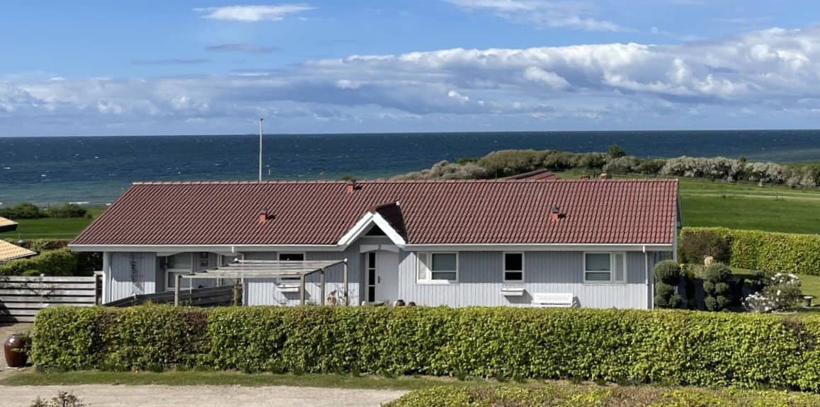Vidunderlig udsigt over hav, marker og skov. billede 2
