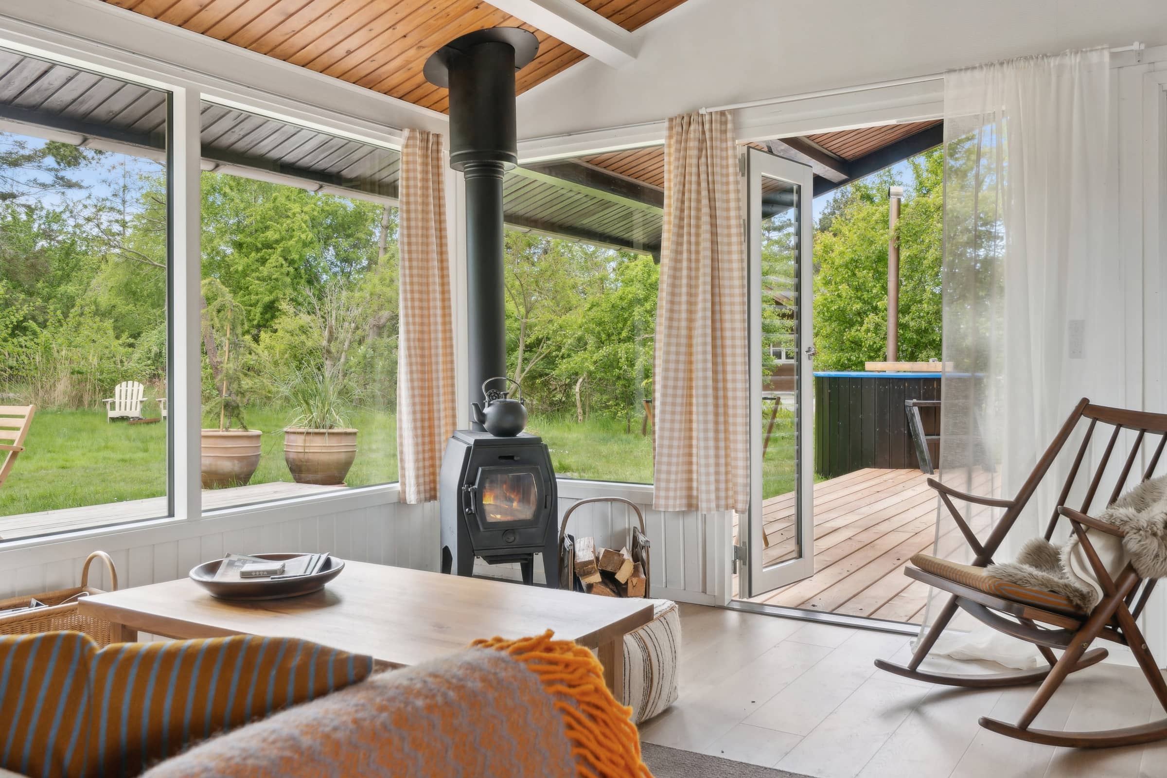 Hyggeligt sommerhus med vildmarksbad og sauna billede 5