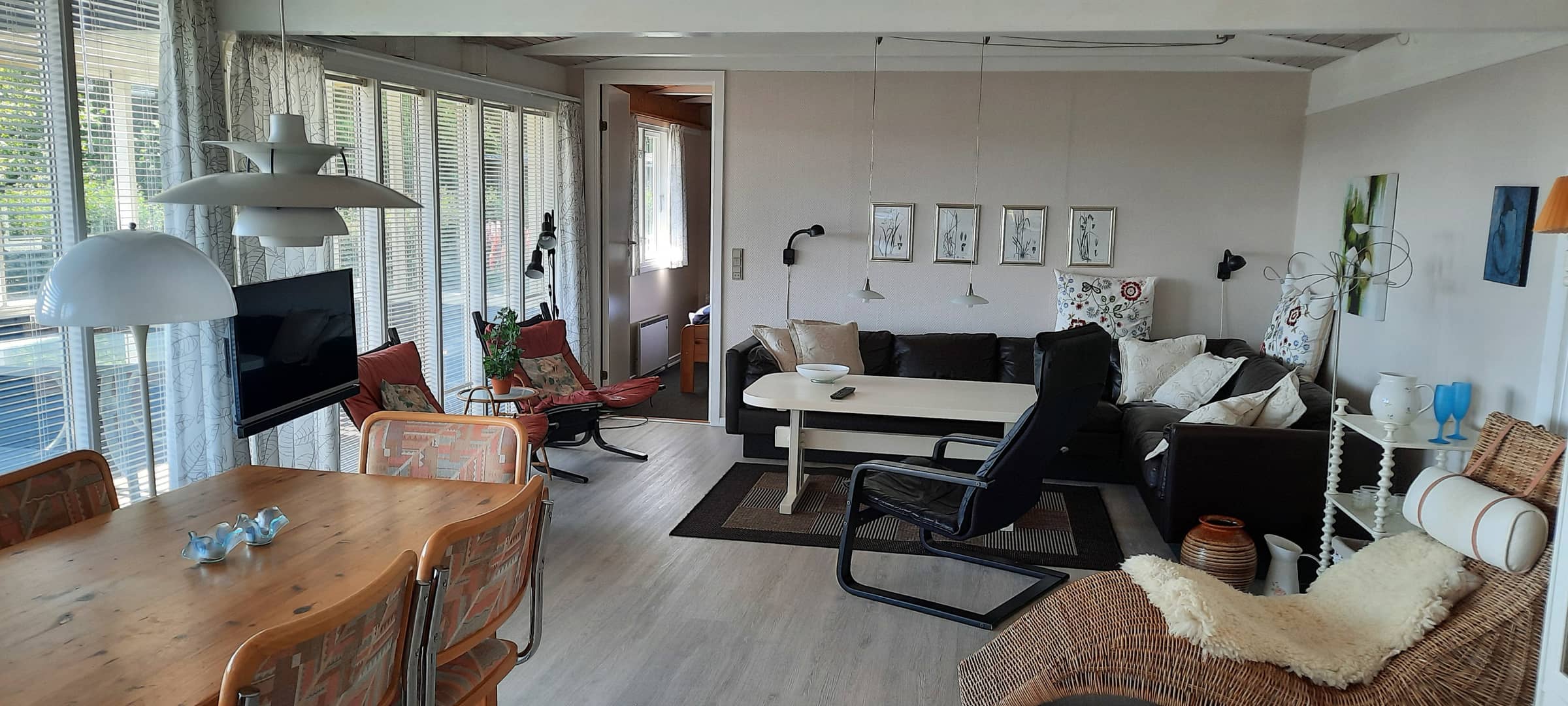 Hyggeligt sommerhus med udsigt over vandet. billede 2