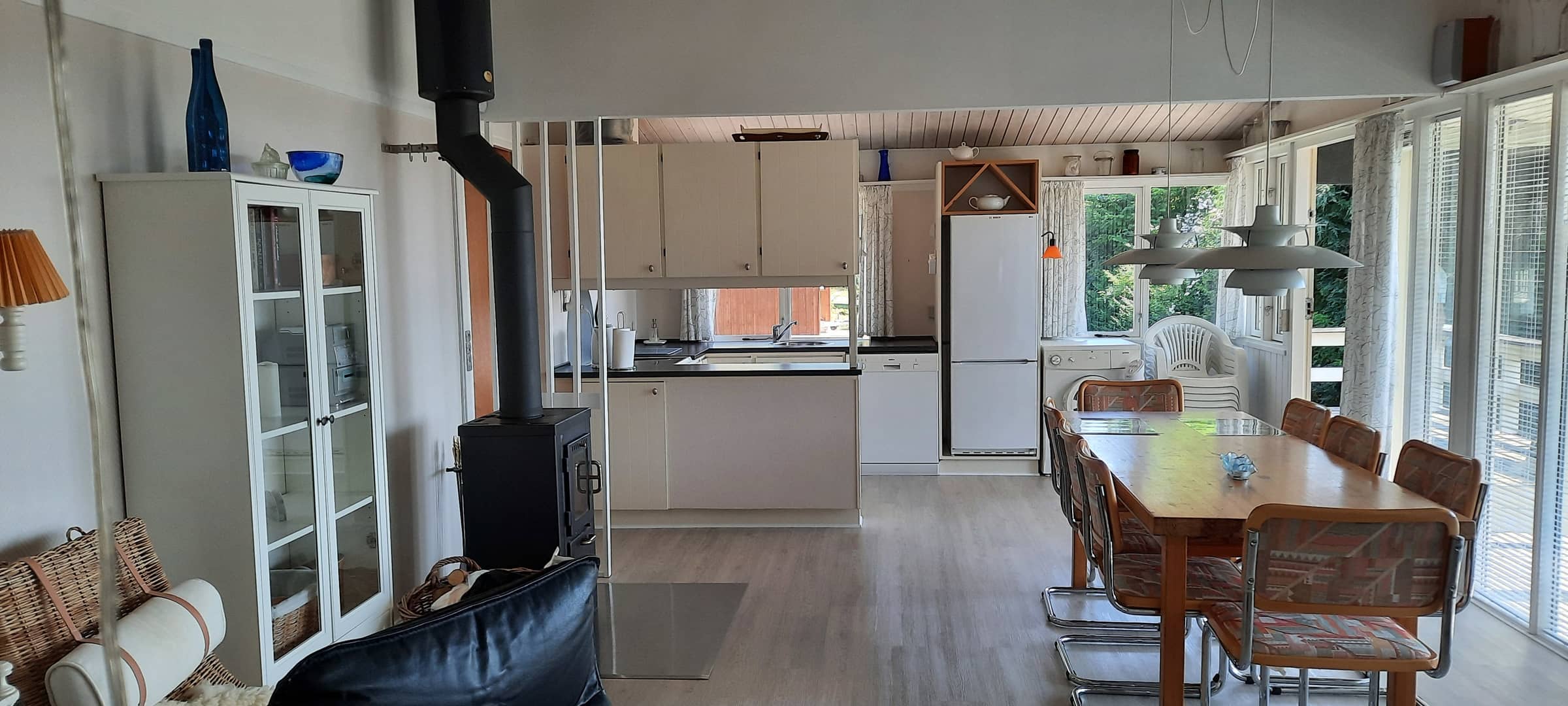 Hyggeligt sommerhus med udsigt over vandet. billede 3