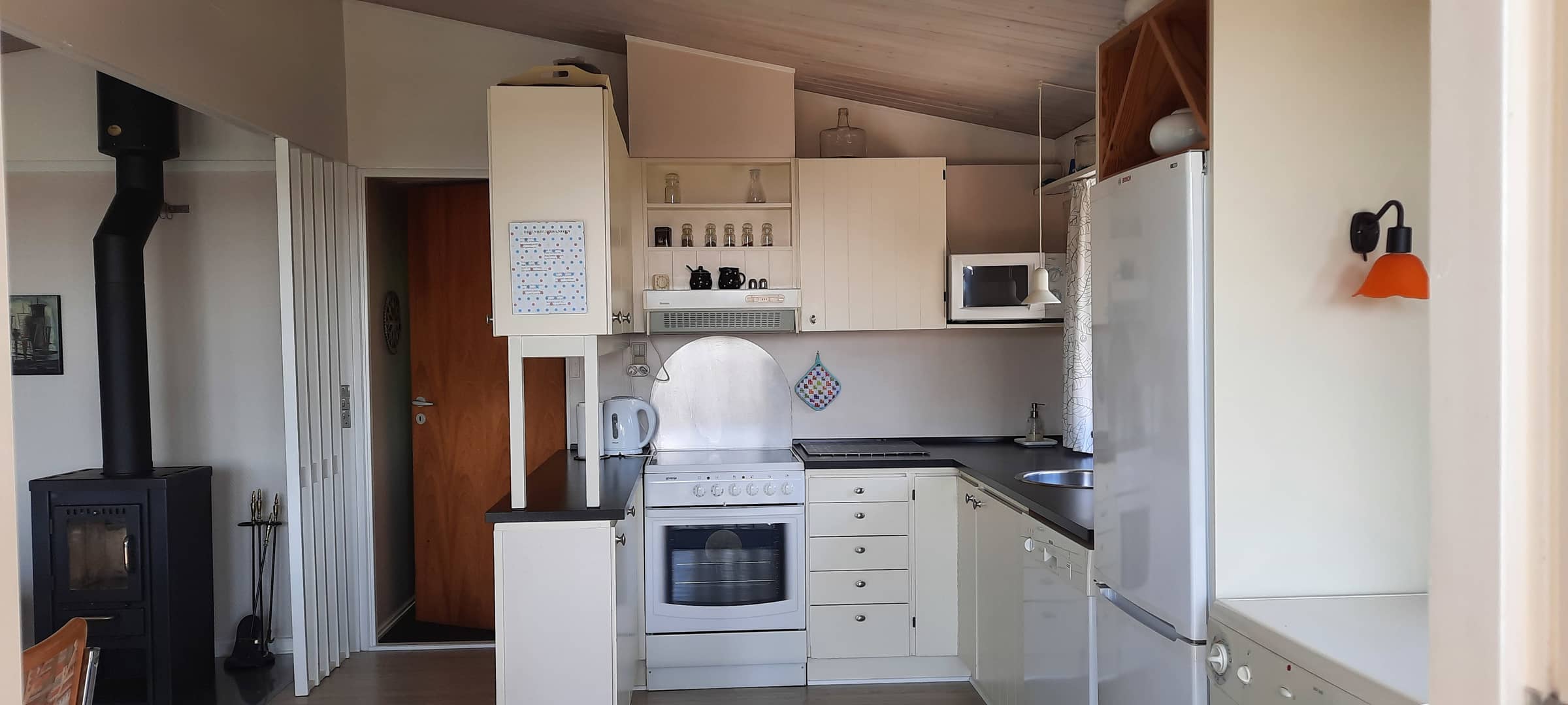 Hyggeligt sommerhus med udsigt over vandet. billede 4