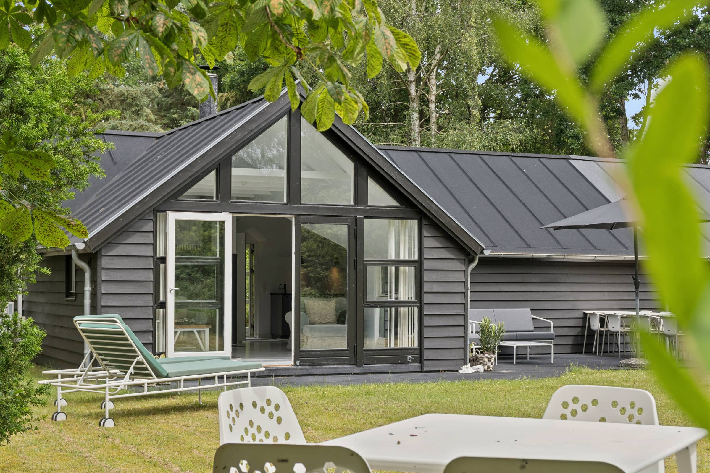 Nyrenoveret sommerhus tæt på strand billede 2