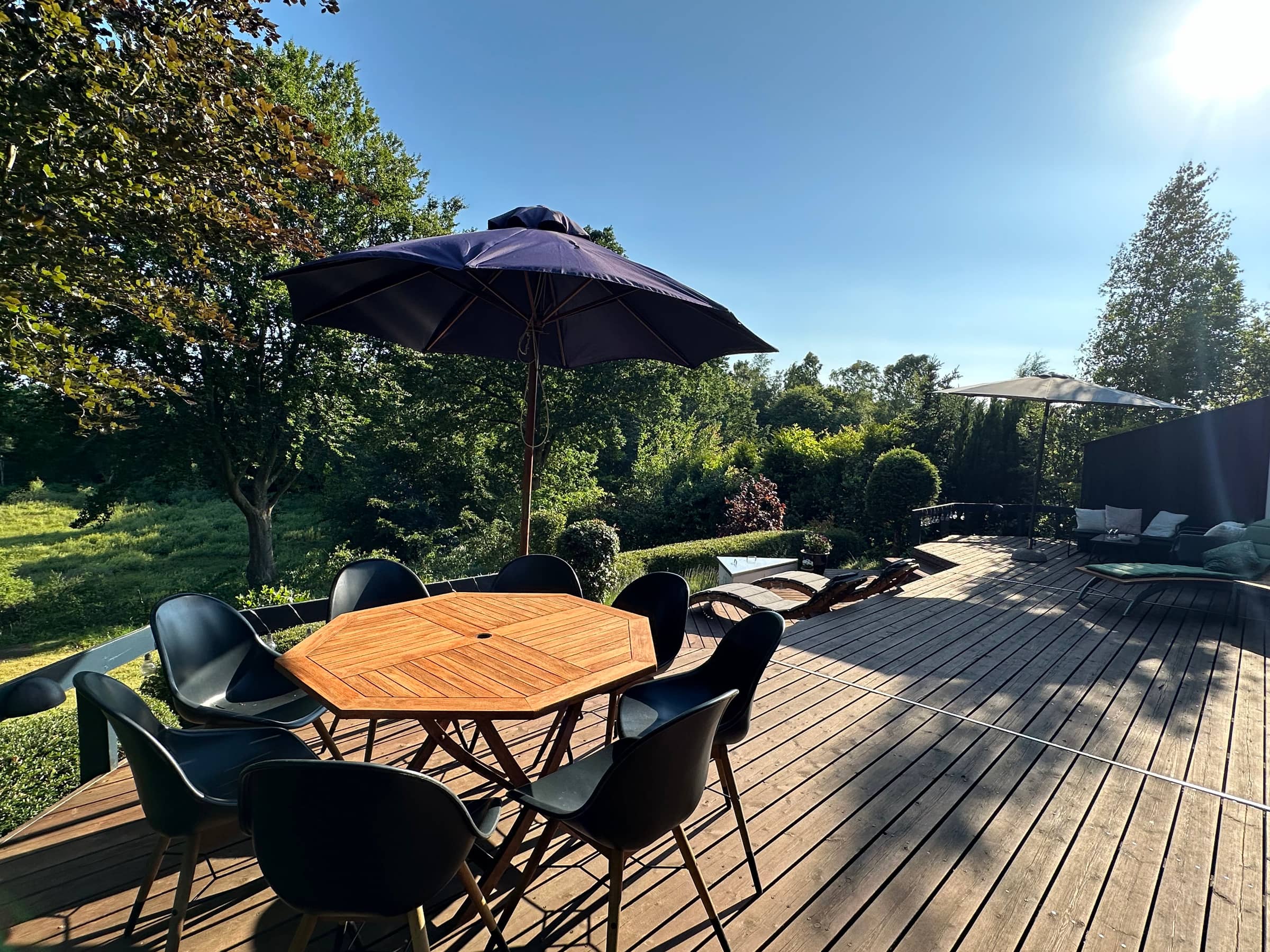 Sommerhus med stor terrasse ud til naturen billede 3