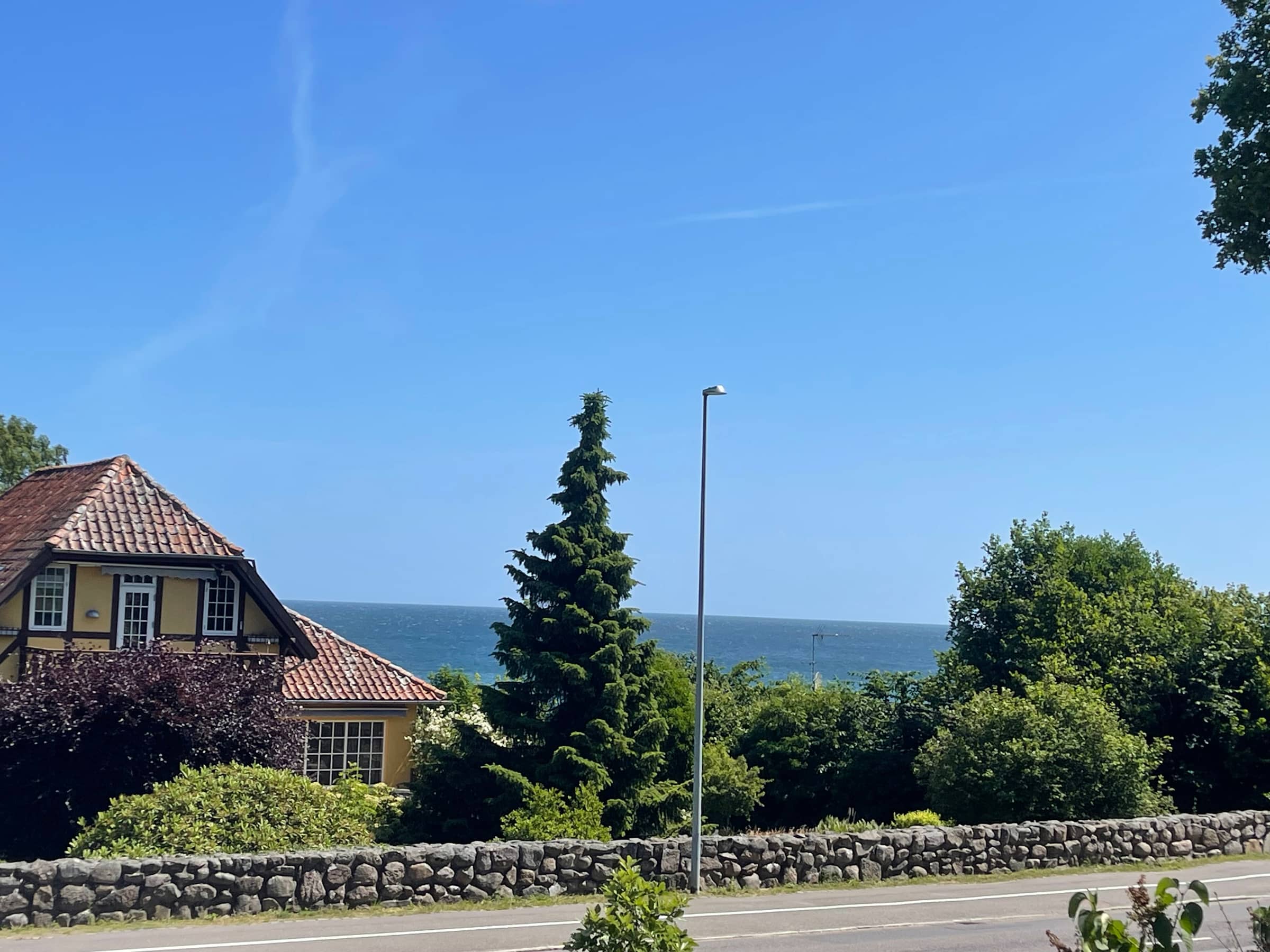 Charmerende hus med havudsigt og stor grund billede 3