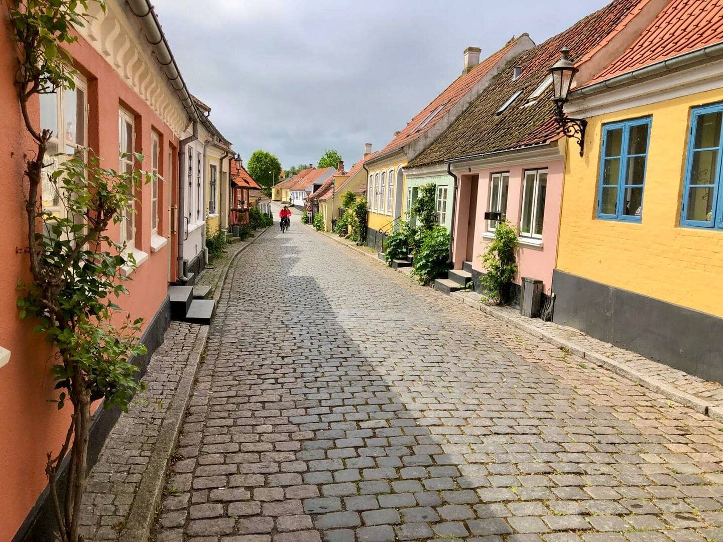 Charmerende byhus tæt på strand og torv billede 2