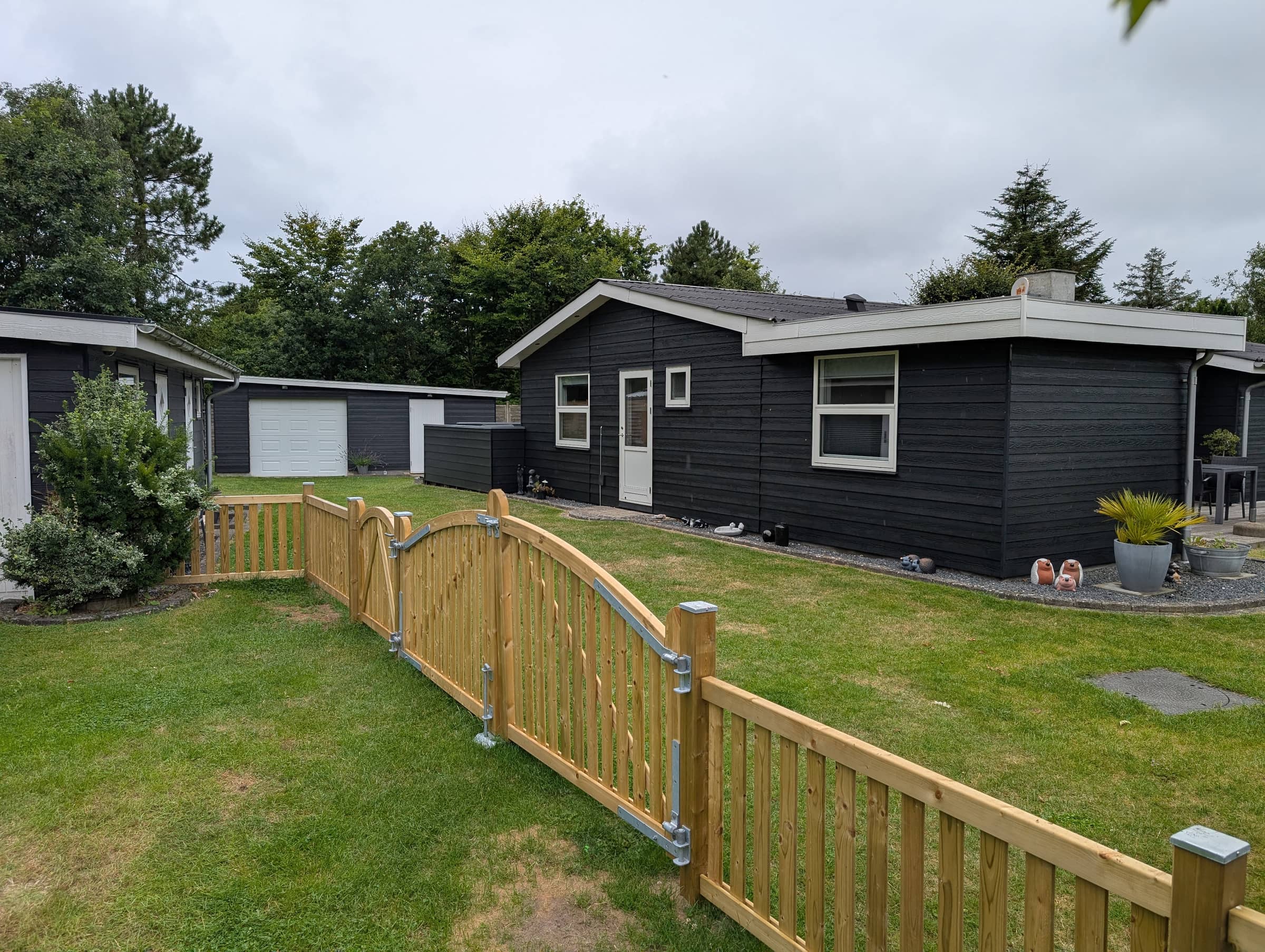 Charmerende sommerhus med stor indhegnet have billede 2