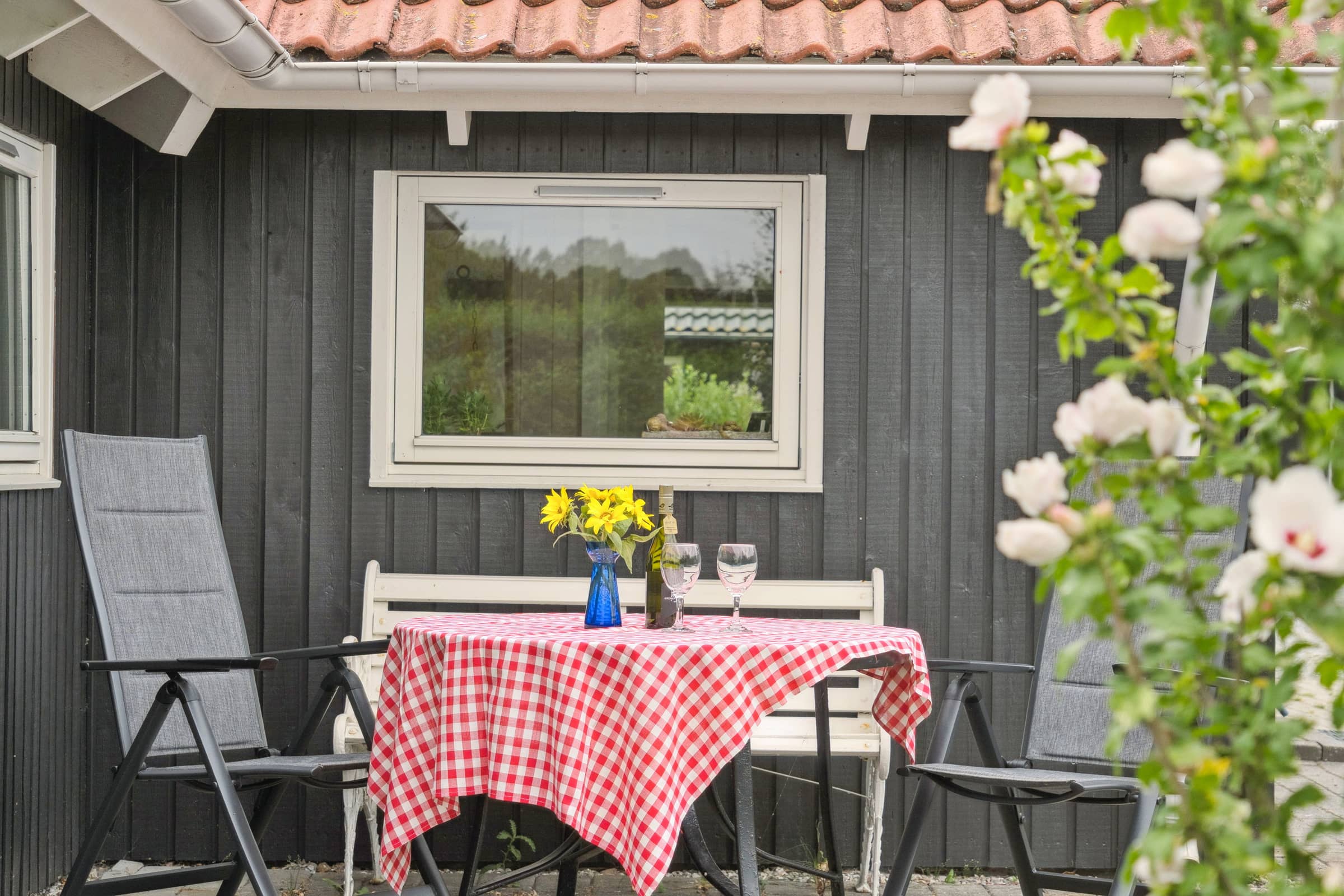 Strandnært feriehus med plads til hele familien billede 3