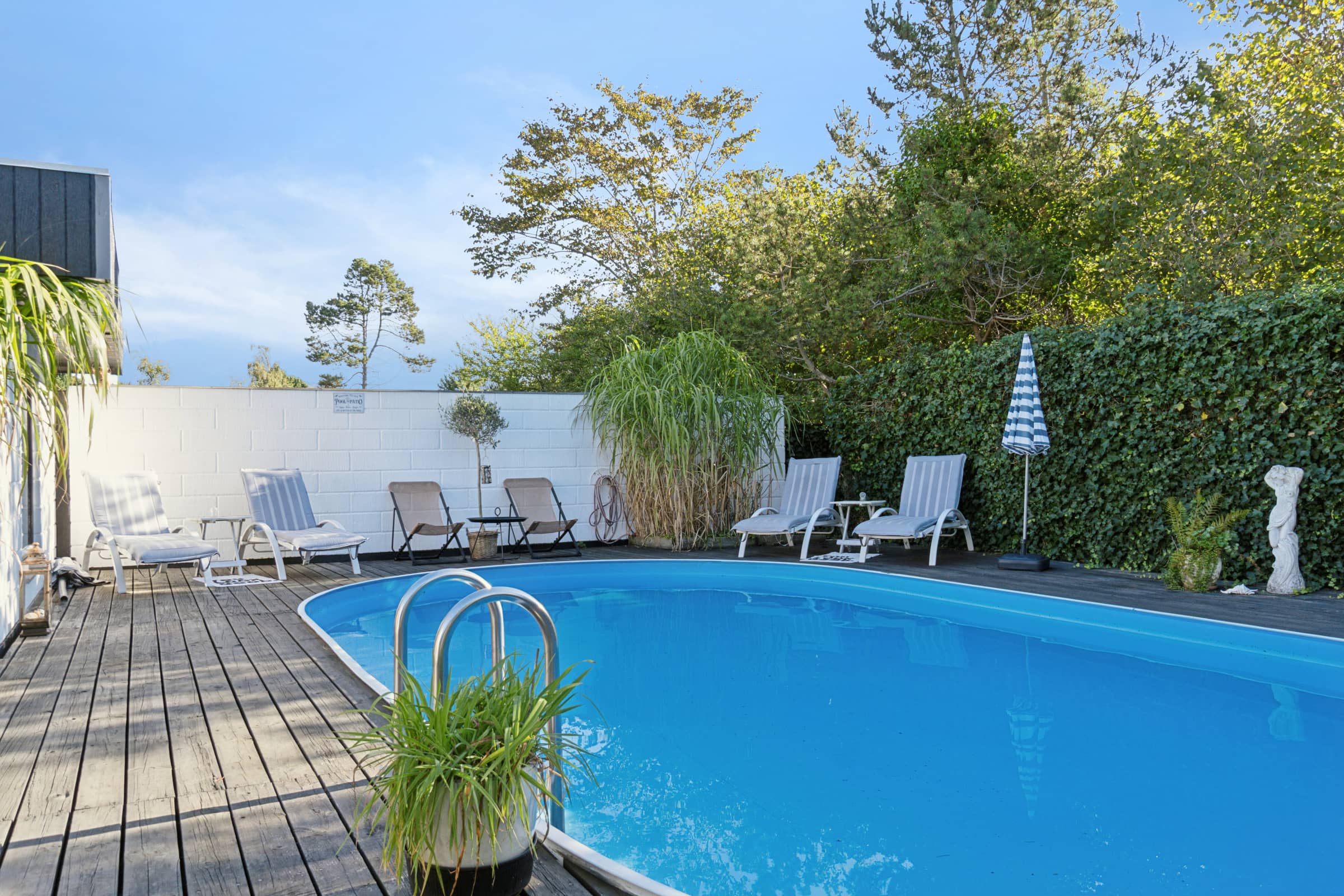 Feriehus med pool, terrasser og tæt på strand billede 4