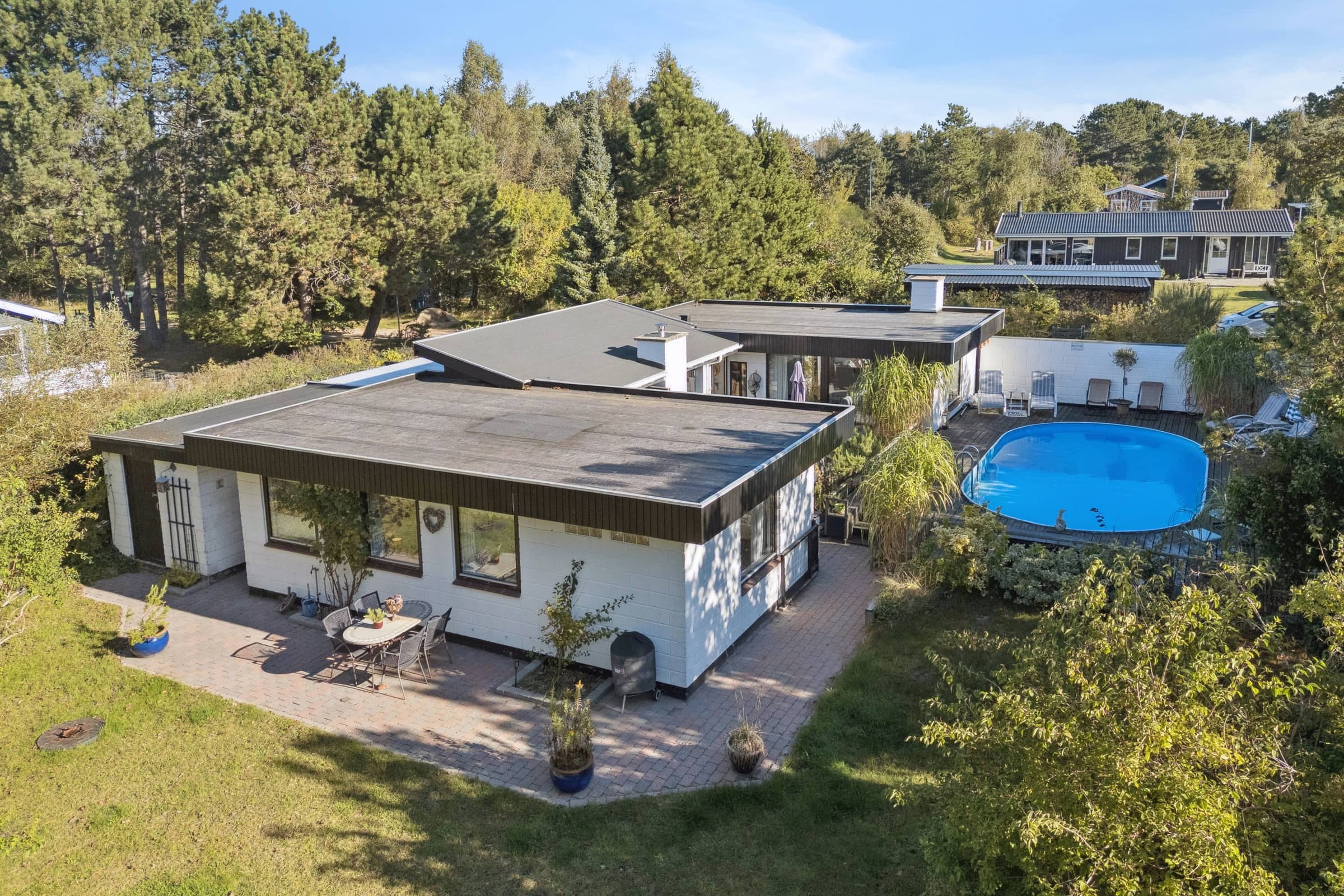 Feriehus med pool, terrasser og tæt på strand billede 2