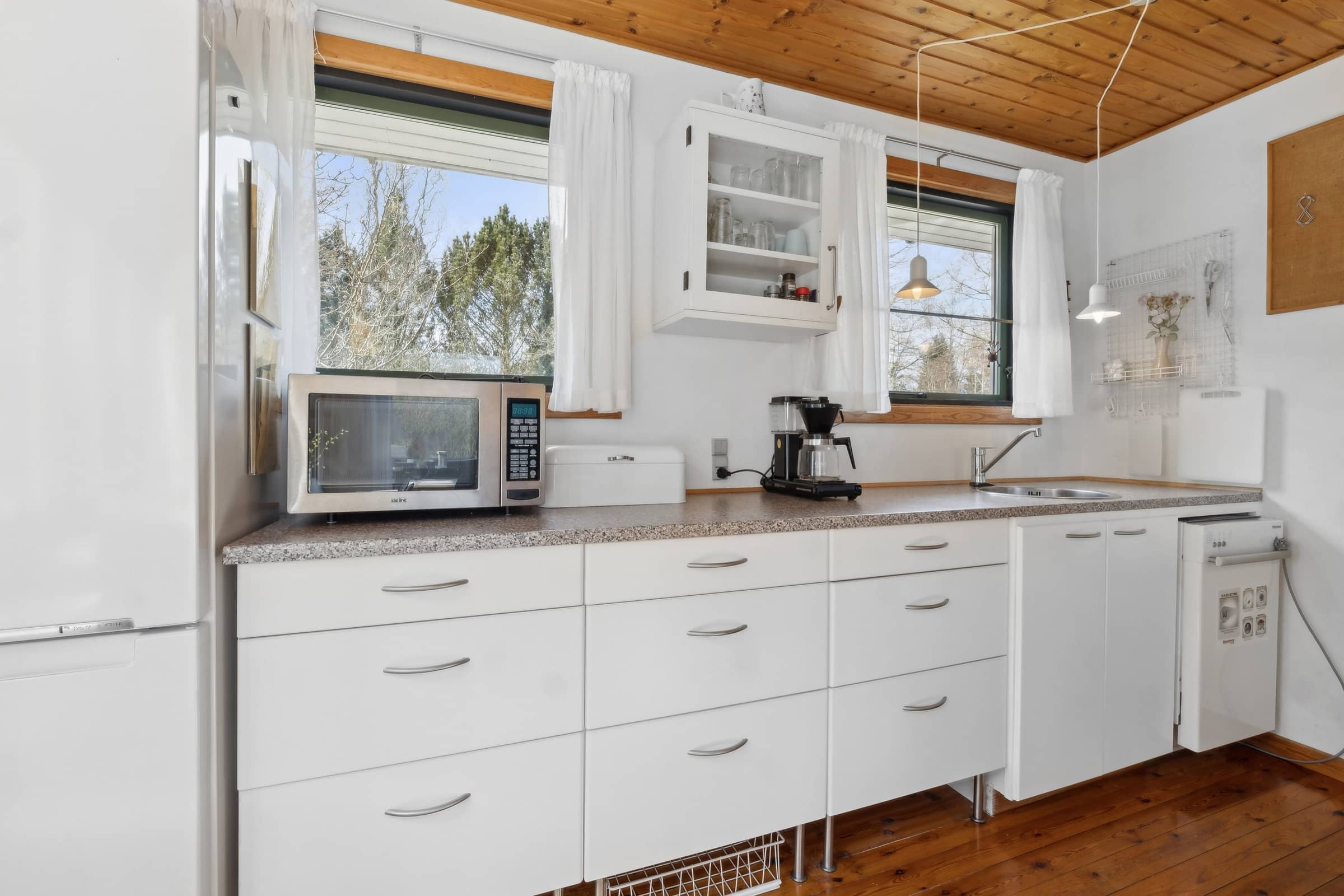 Hyggeligt sommerhus tæt på strand og byliv billede 5