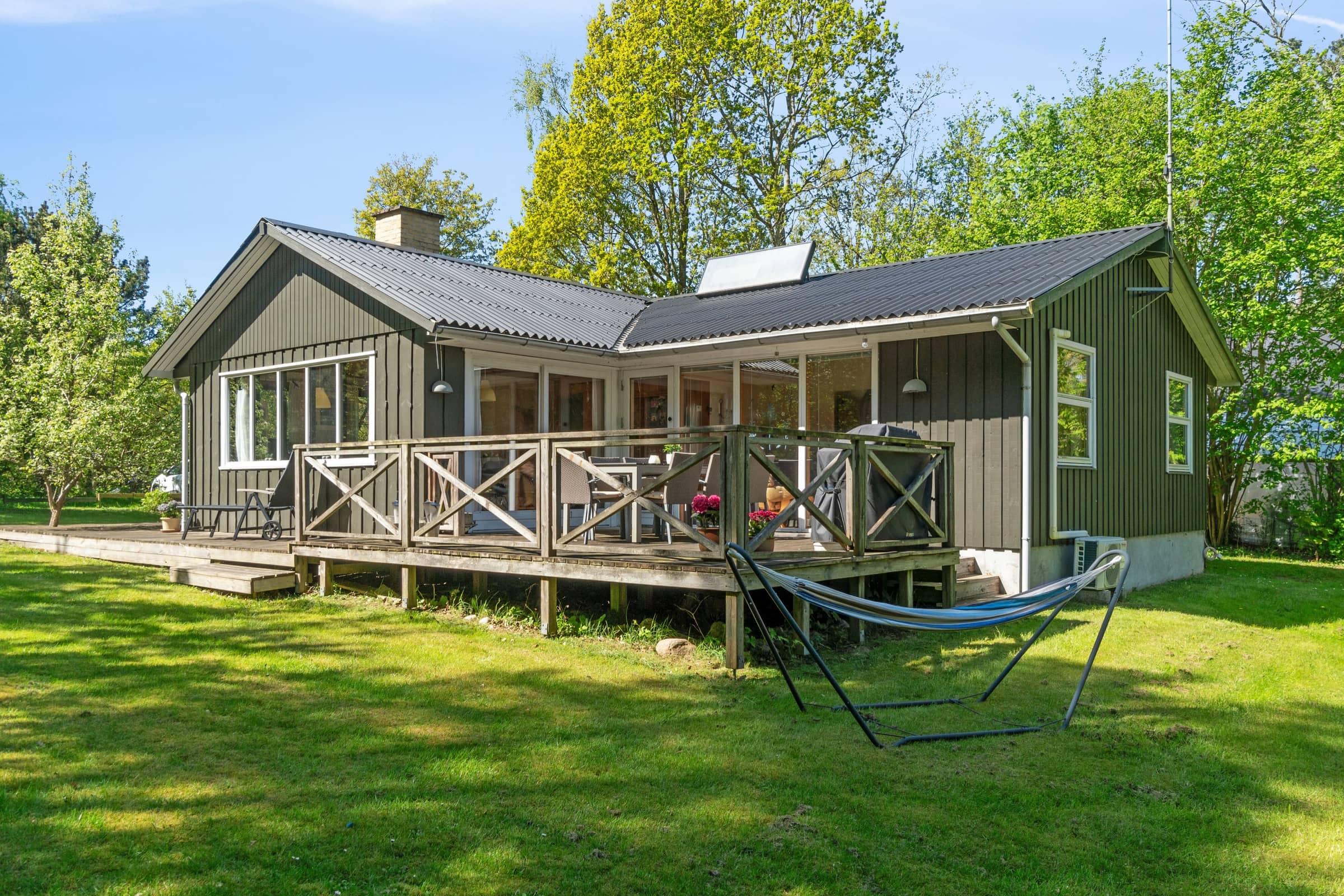 Hyggeligt sommerhus tæt på strand og byliv billede 2