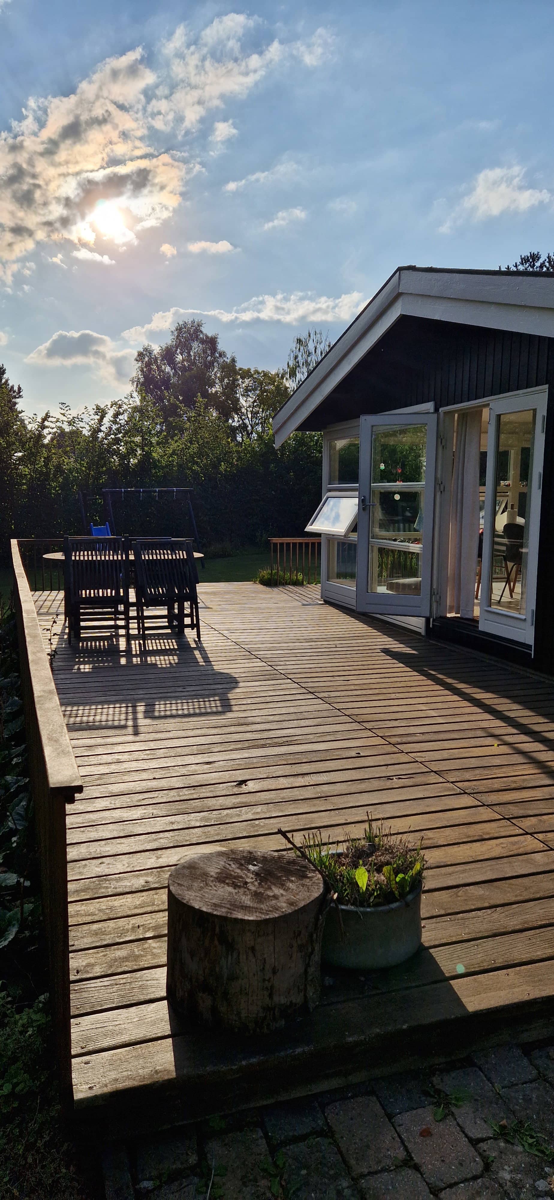 Skønt lyst sommerhus tæt på vand og strand billede 4