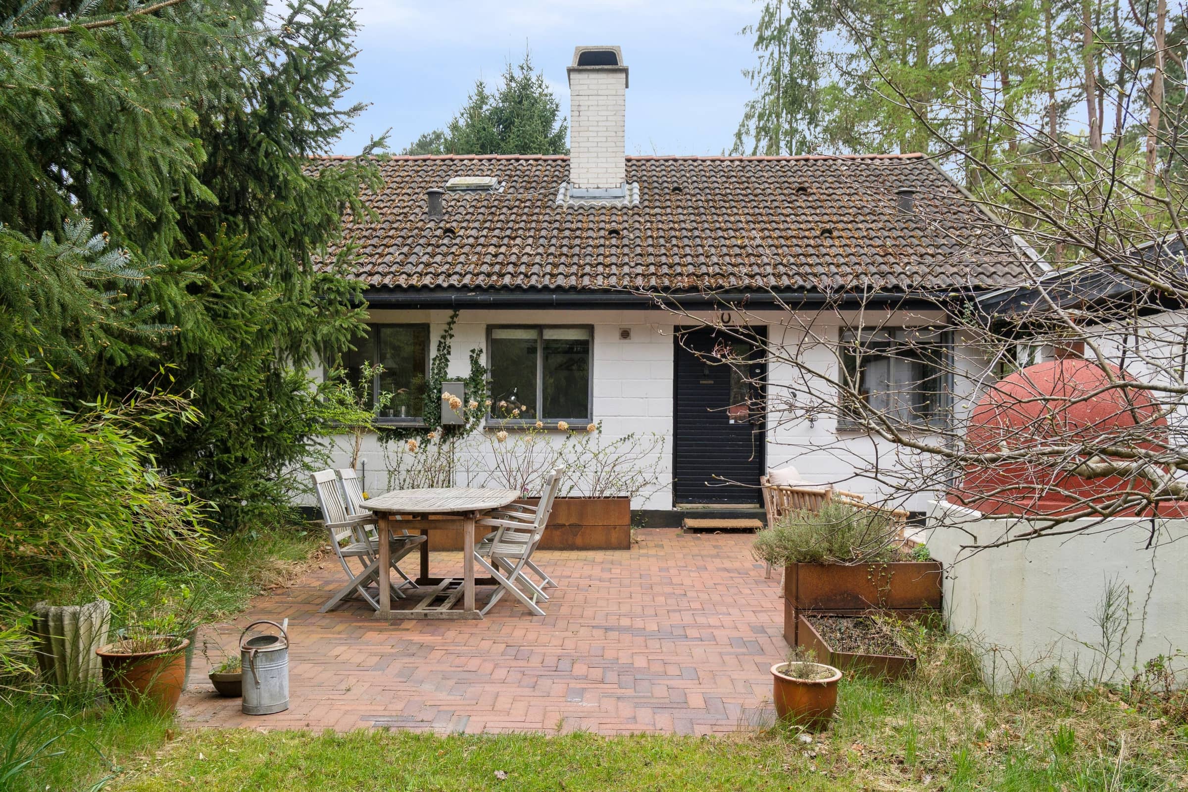 Moderniseret 70'er-sommerhus i skoven nær strand billede 3