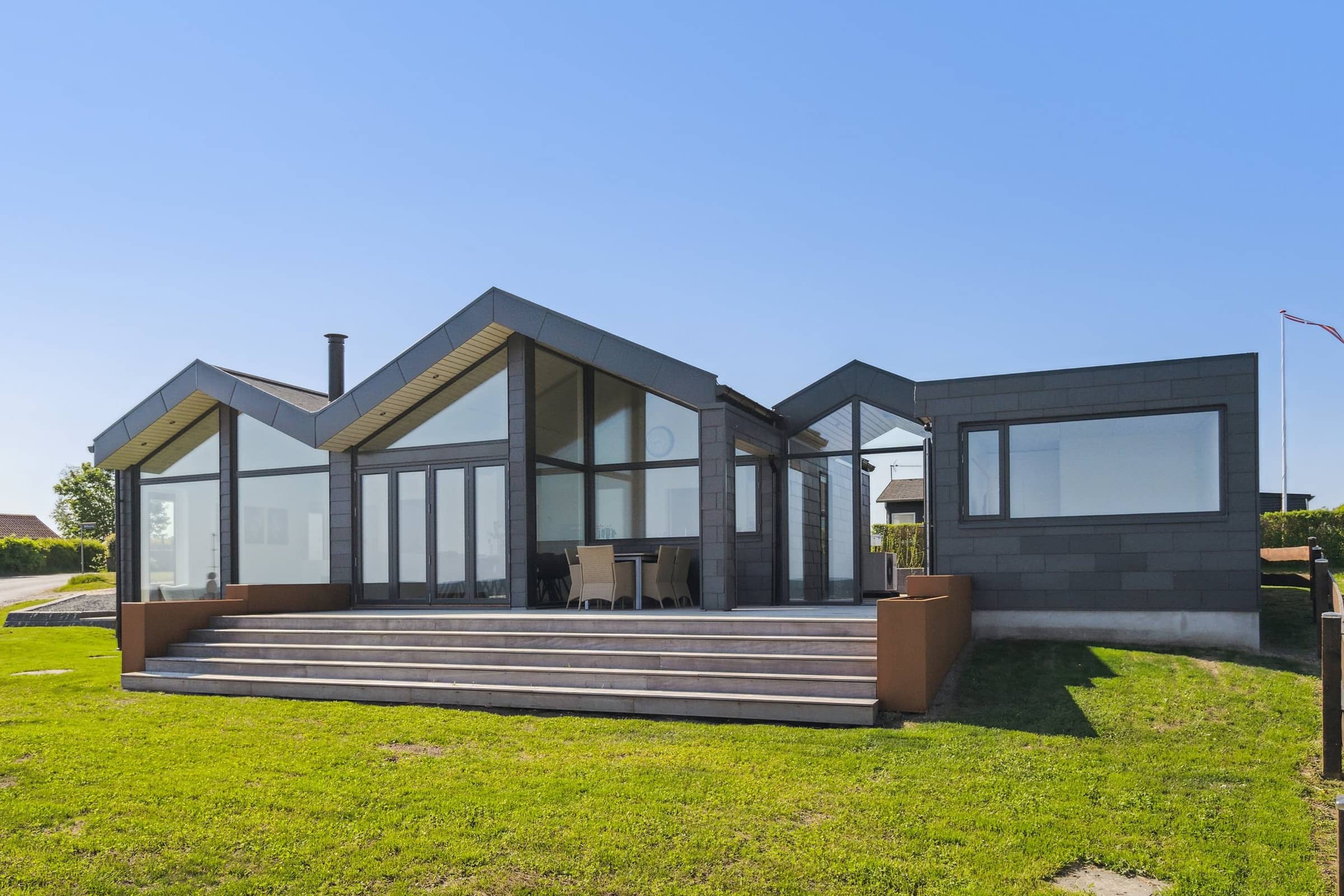 Sommerhus helt ud til havet med fantastisk udsigt billede 2