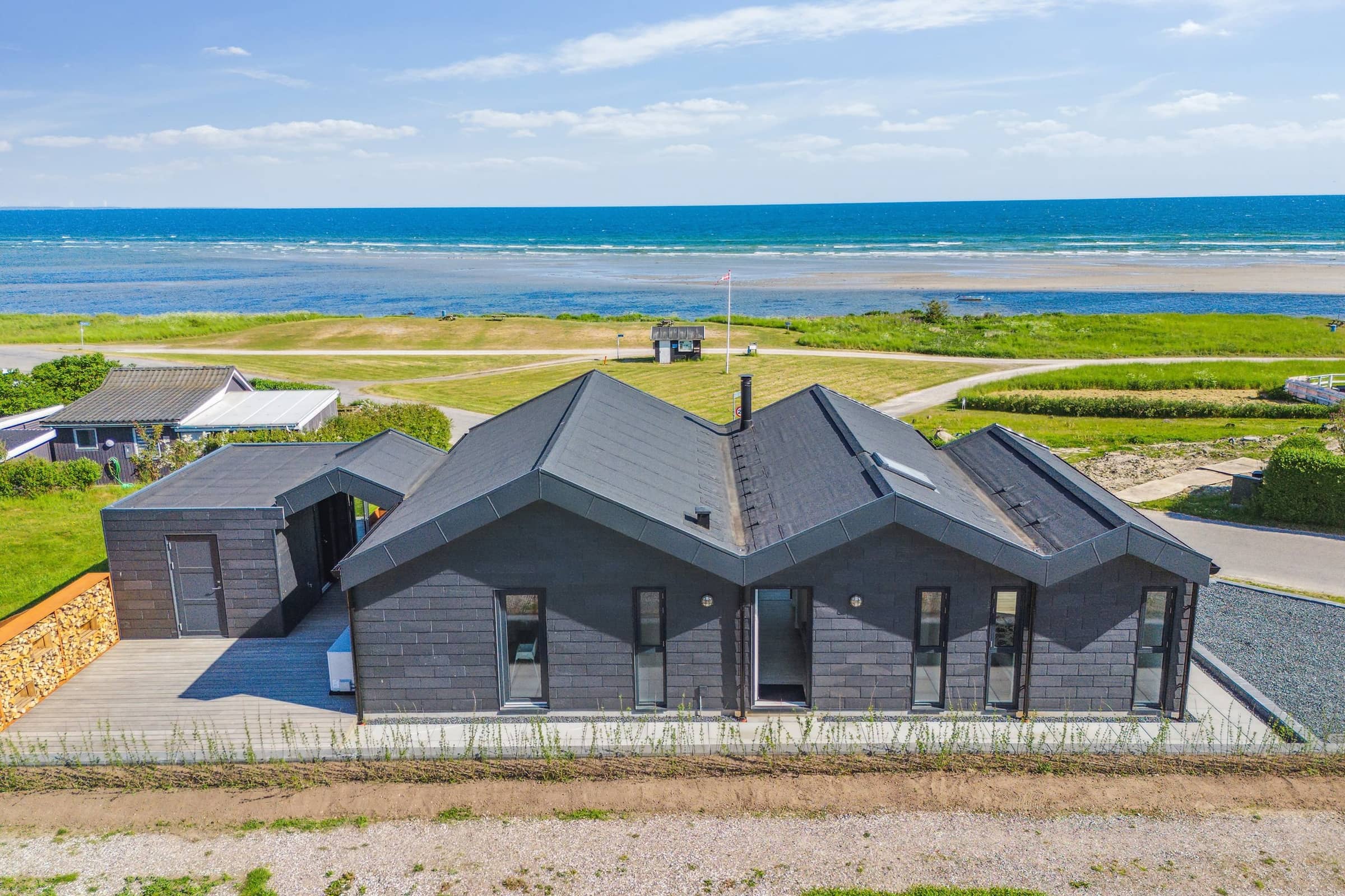 Sommerhus helt ud til havet med fantastisk udsigt billede 4