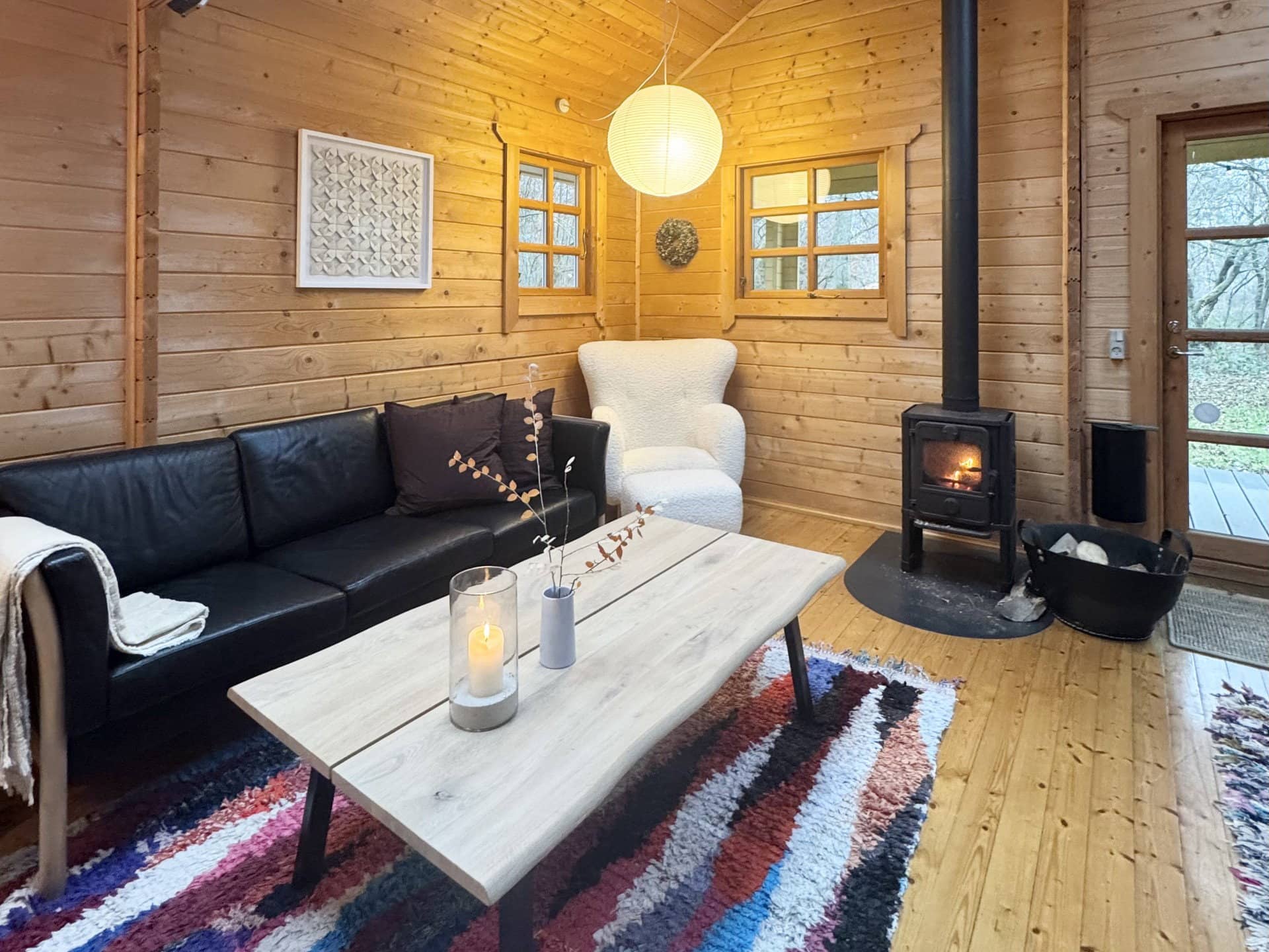 Hyggeligt og moderne sommerhus midt i skoven billede 5
