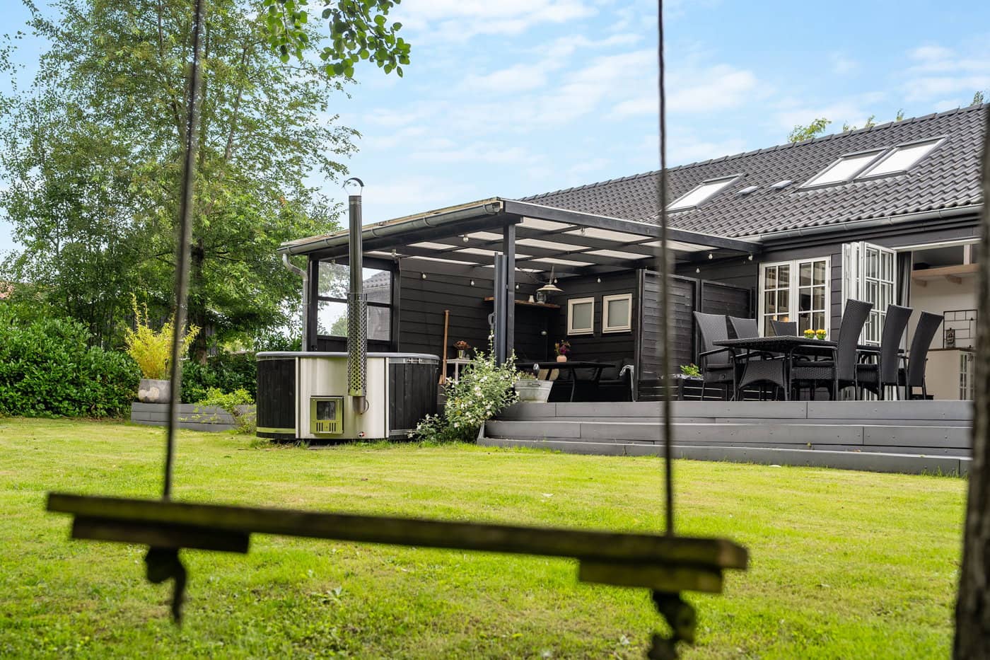 Moderne sommerhus med vildmarksbad og natur billede 4