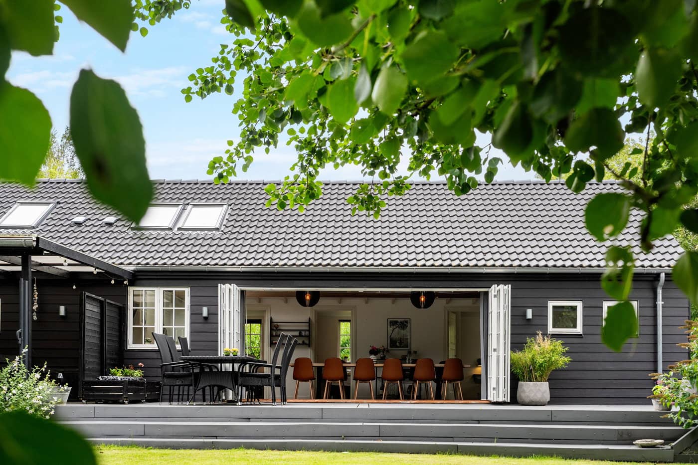 Moderne sommerhus med vildmarksbad og natur billede 3