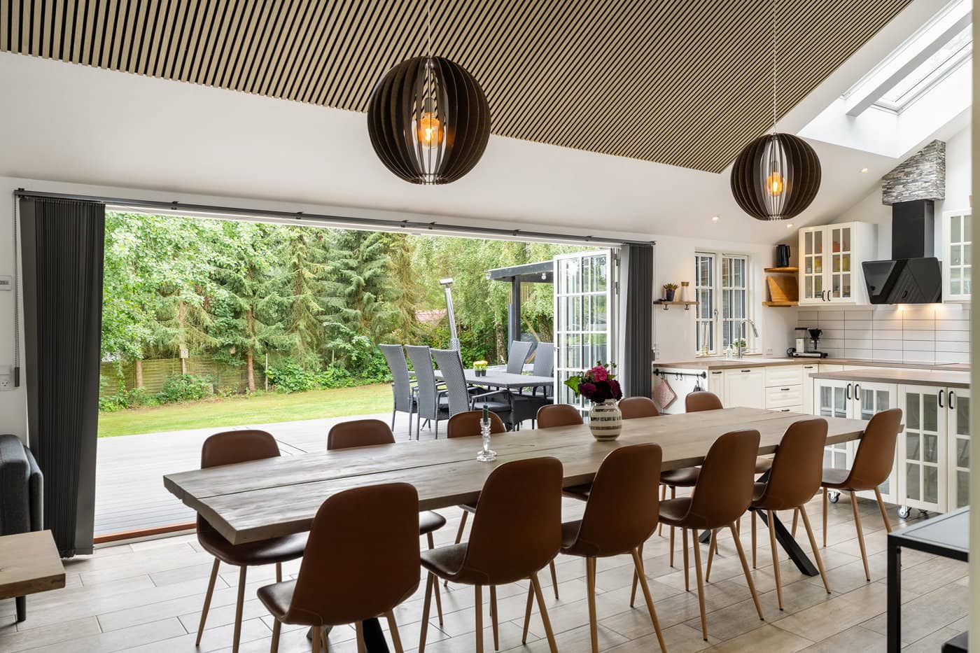 Moderne sommerhus med vildmarksbad og natur billede 5
