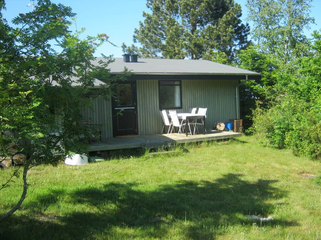 Hyggeligt sommerhus på stor naturgrund nær havet. billede 3
