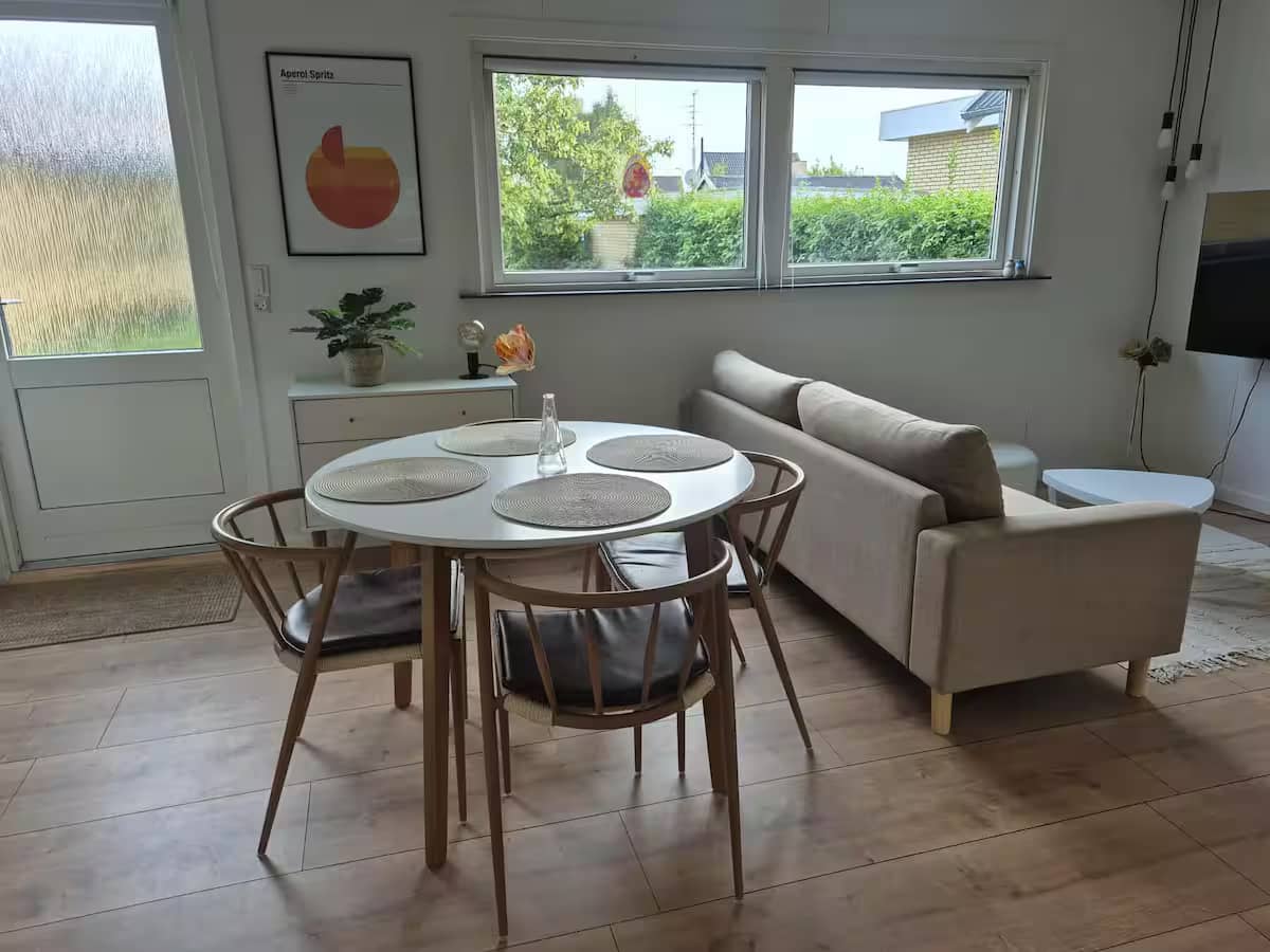 Lys og moderne bolig til afslappende ophold billede 3