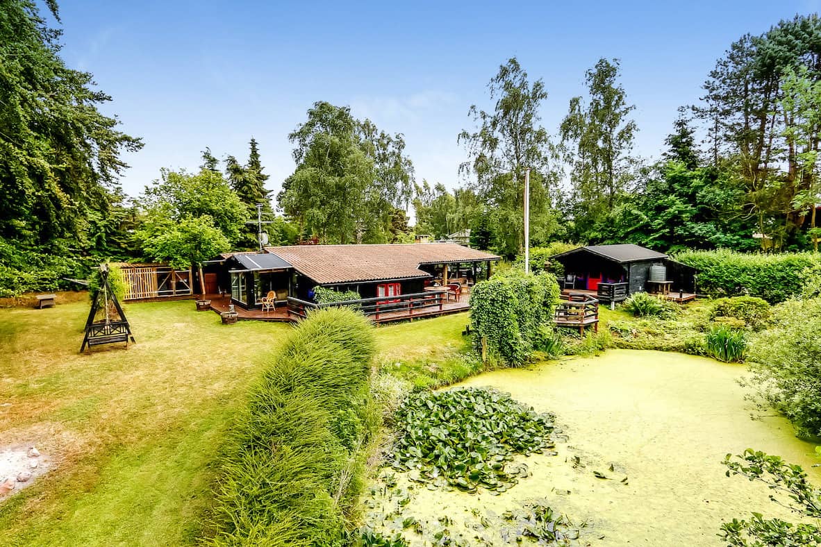 Feriehus på stor grund med en lille dam i haven.  billede 3