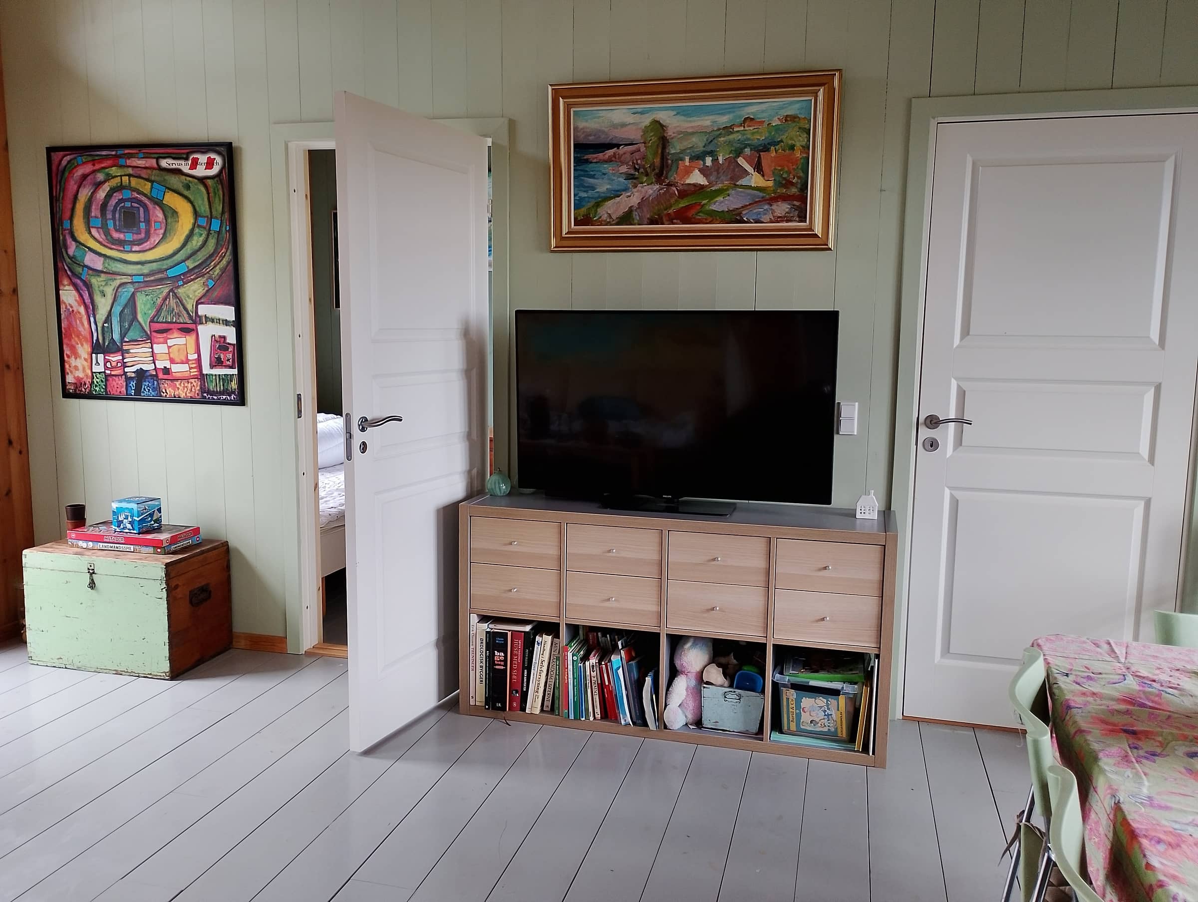 Roligt sommerhus med udsigt og nær fjordstier billede 3
