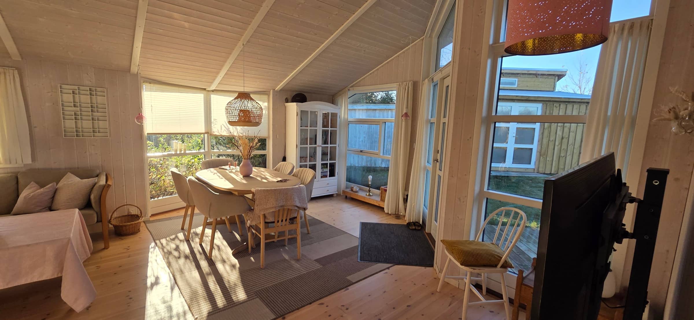 Lyst og hyggeligt sommerhus med spa og sauna billede 3