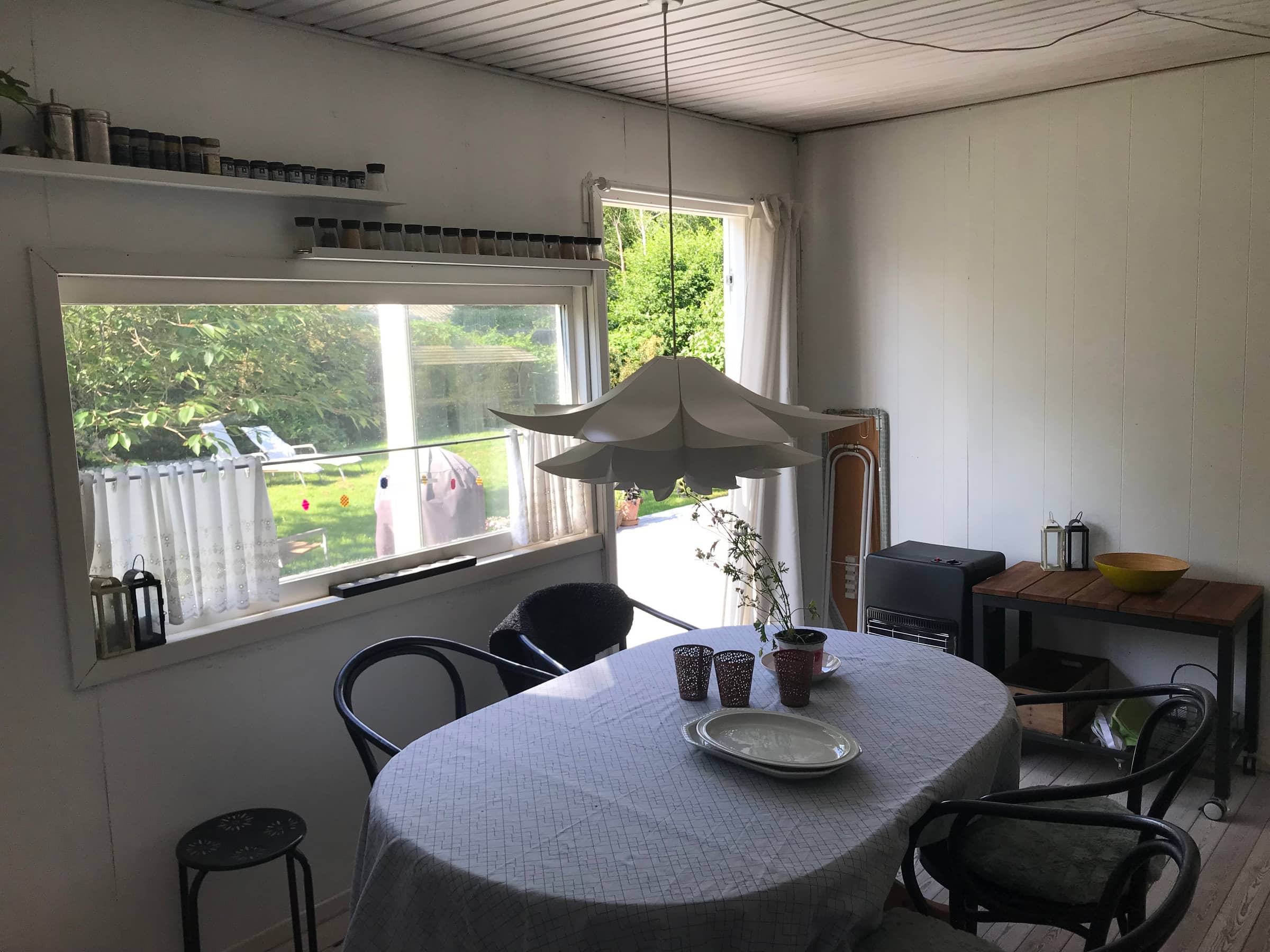 Hyggeligt sommerhus med skøn terrasse billede 4
