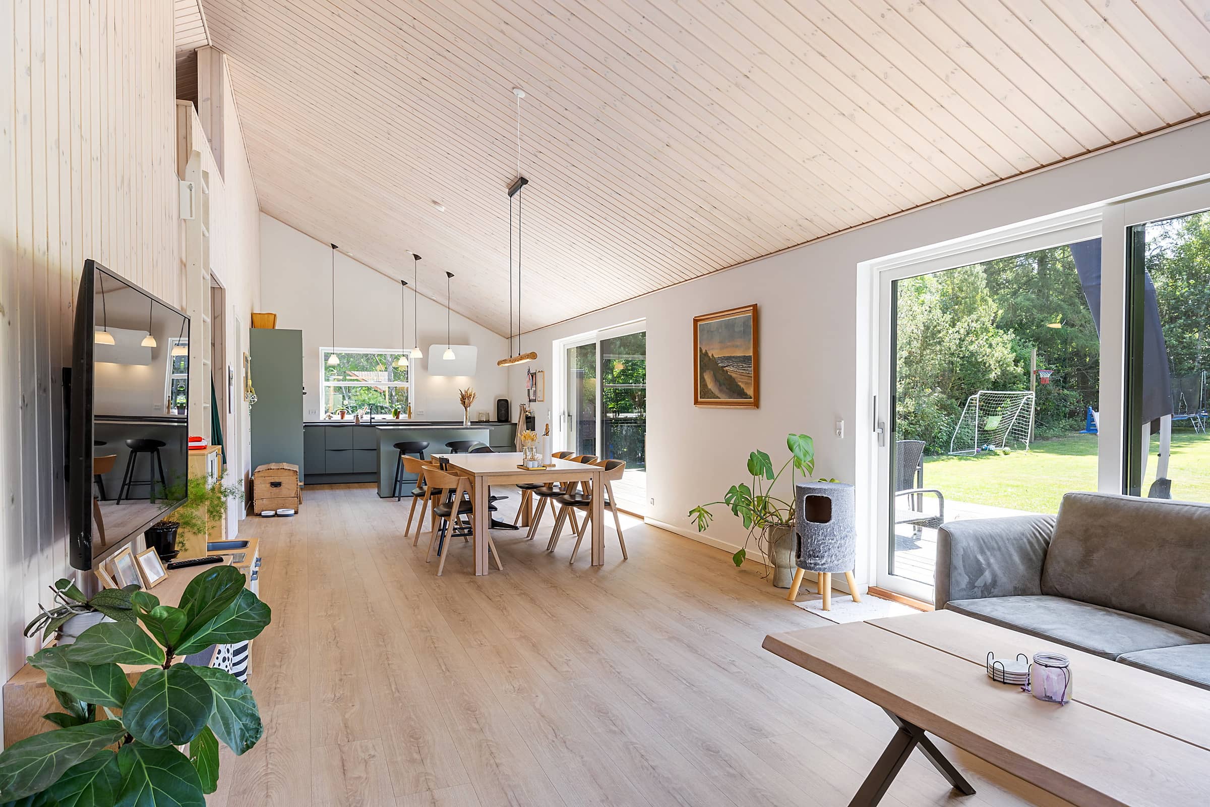 Nyt og moderne sommerhus med vildmarksbad billede 3