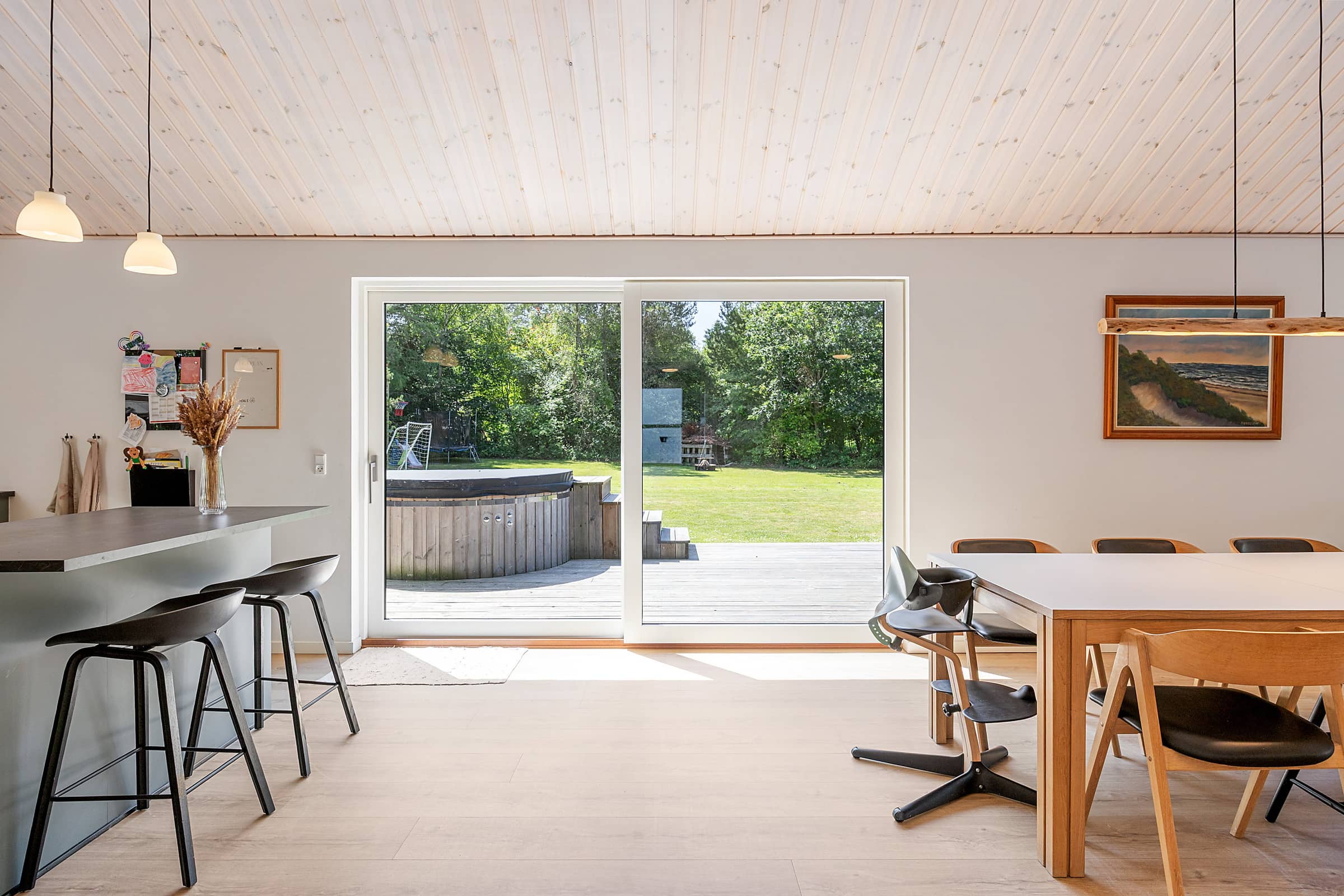 Nyt og moderne sommerhus med vildmarksbad billede 5