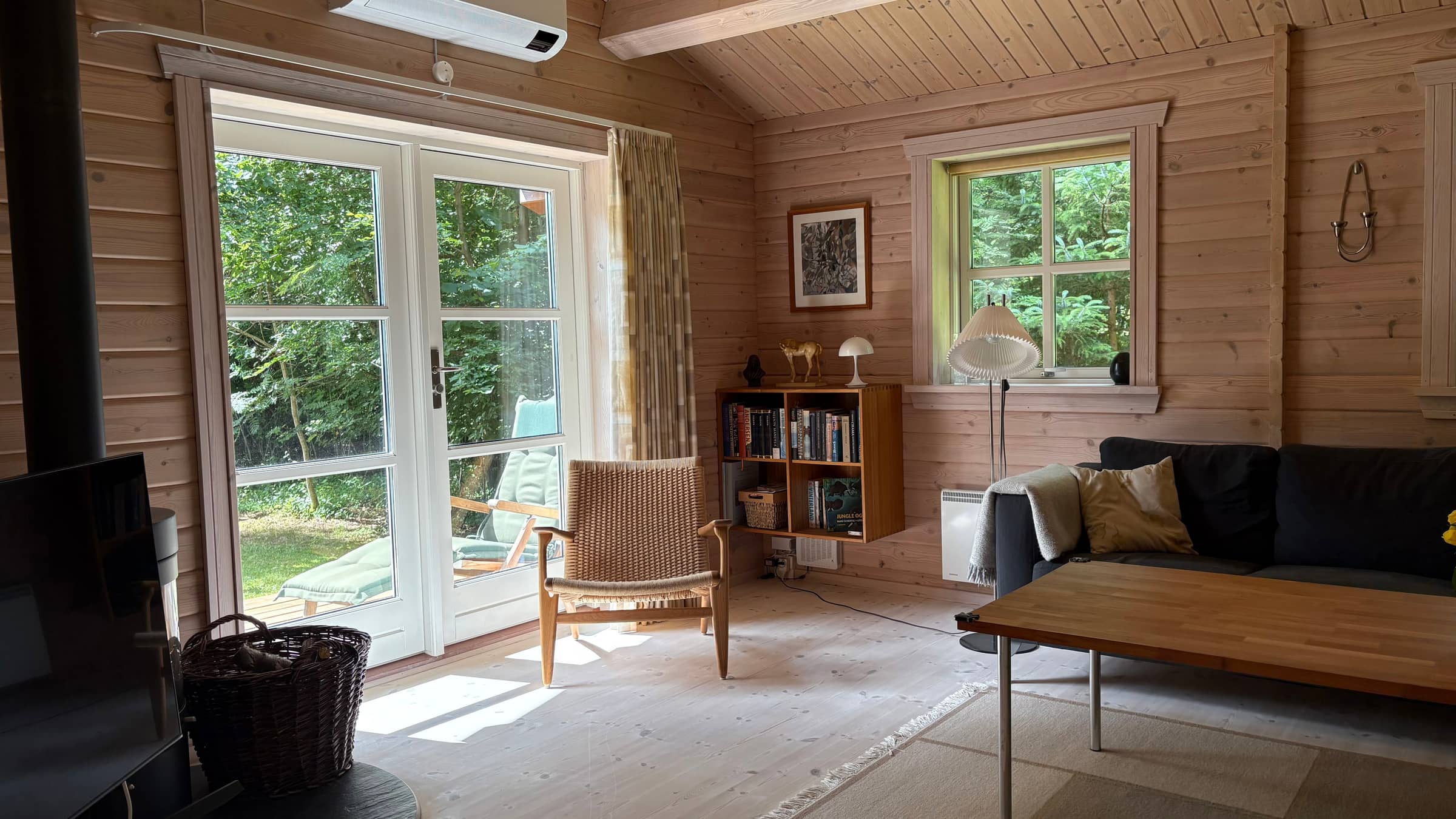 Traditionelt bjælkehus tæt ved strand og skov billede 3