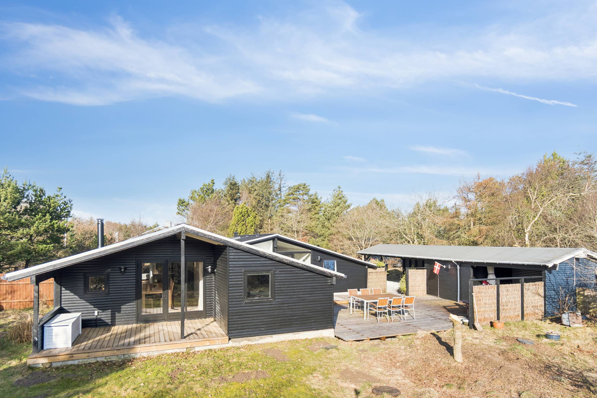 Ny istandsat sommerhus tæt på strand og by. billede 2