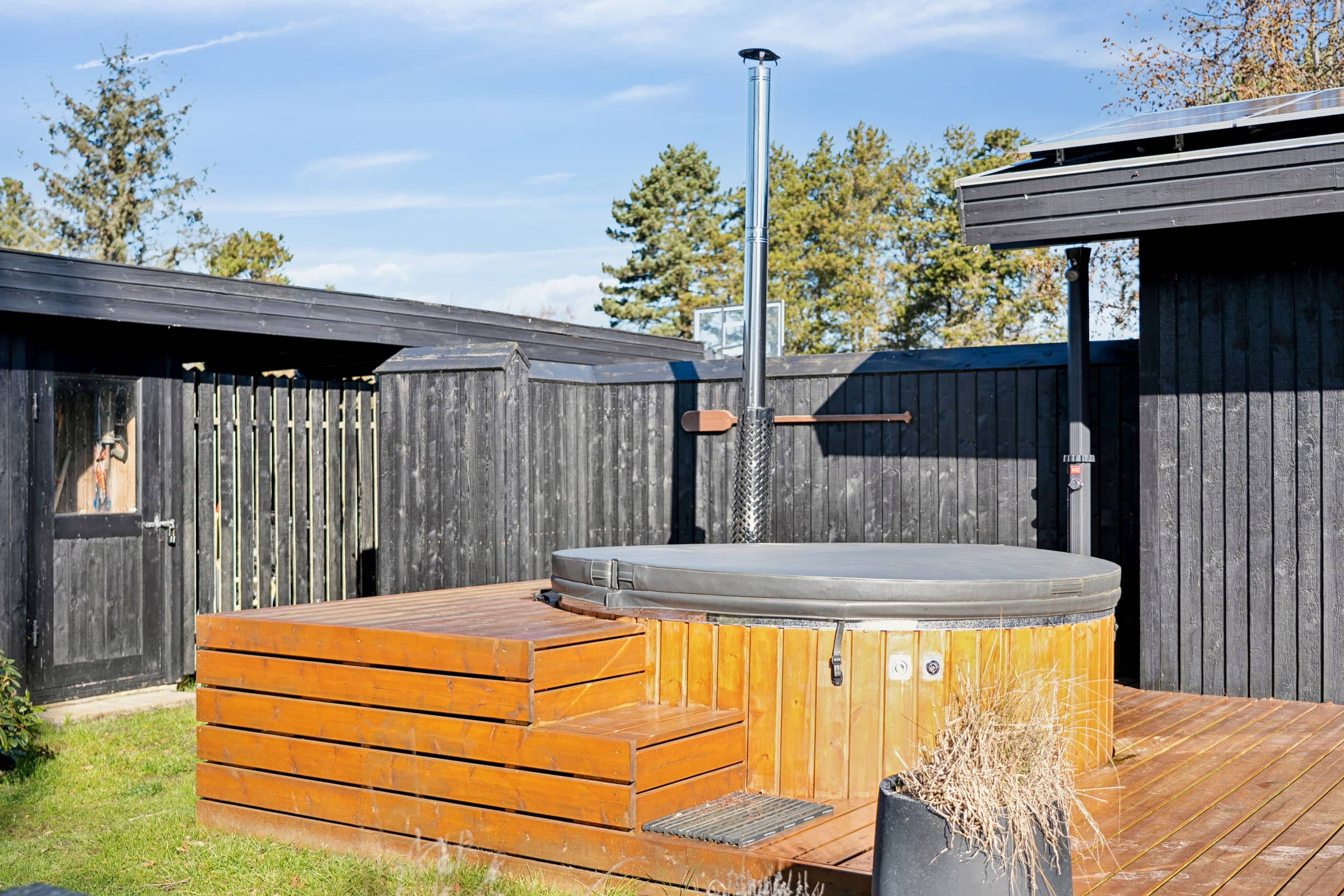 Sommerhus til 2 familier ved vand og boldbaner billede 2