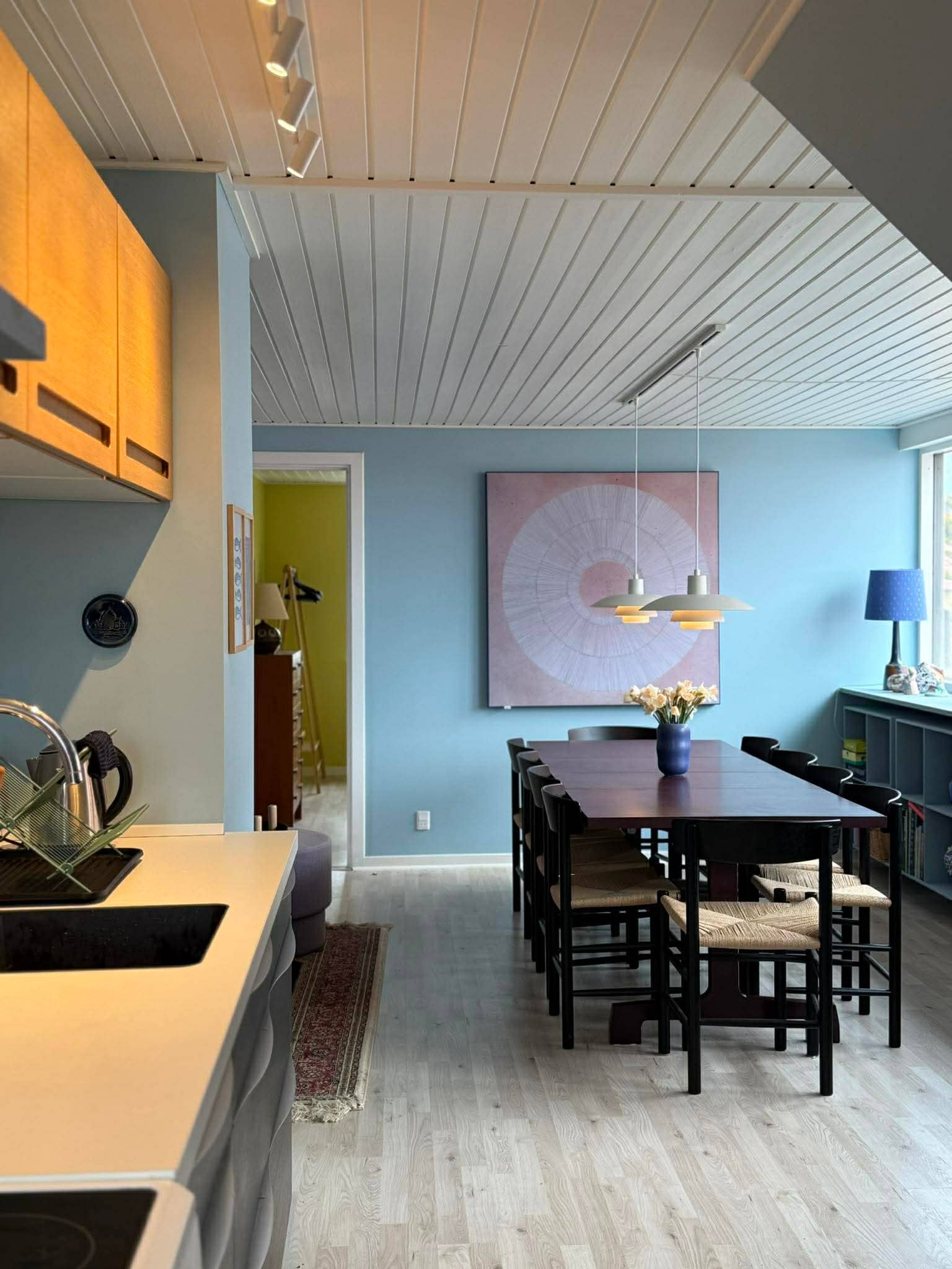 Nyrenoveret og med udsigt over Sandvig og havet billede 3