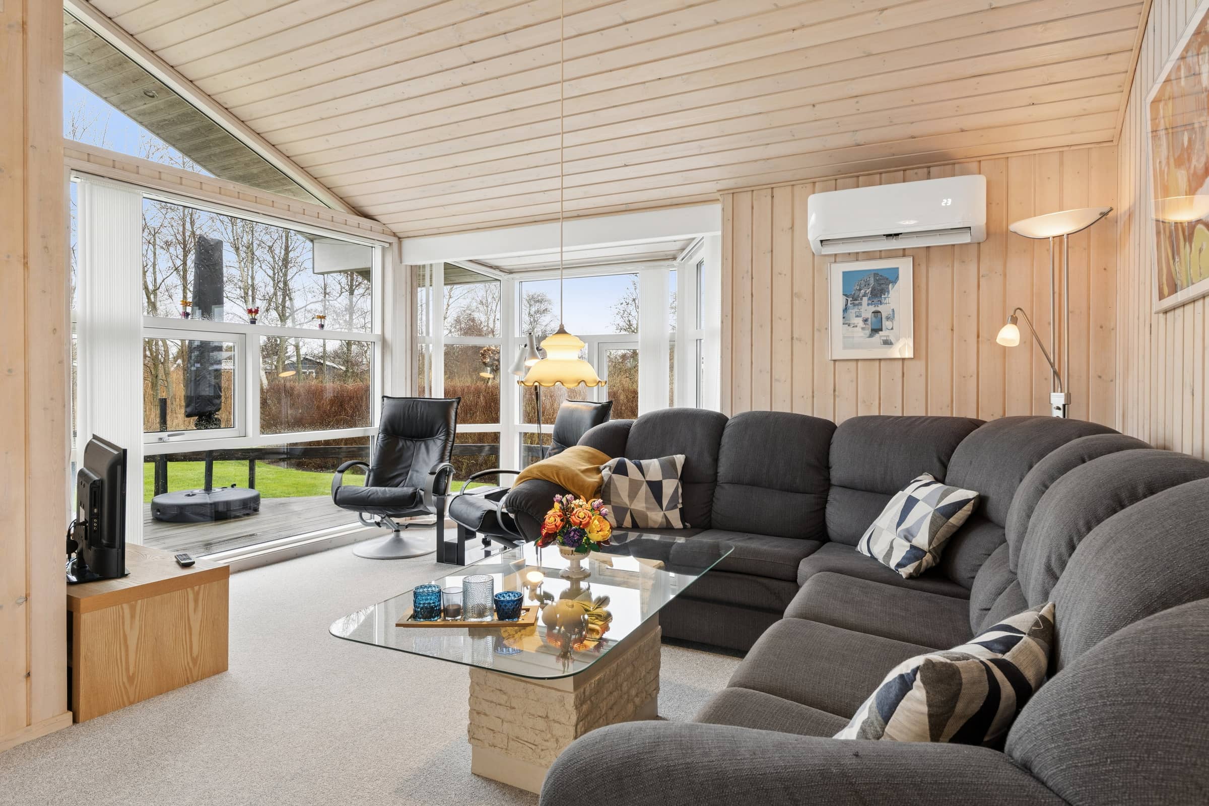 Feriehus med indendørs spa nær havet billede 3