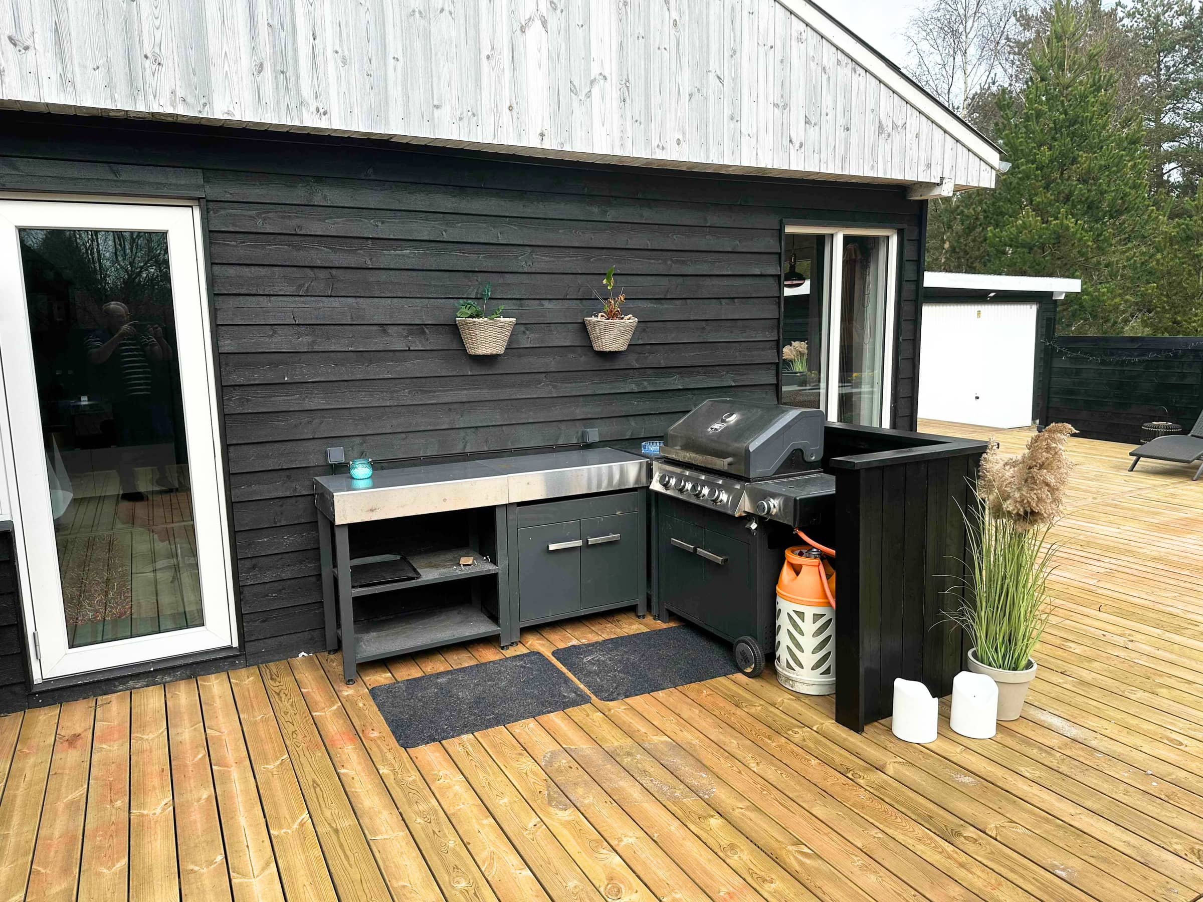 Hyggeligt sommerhus nær strand med stor terrasse billede 4