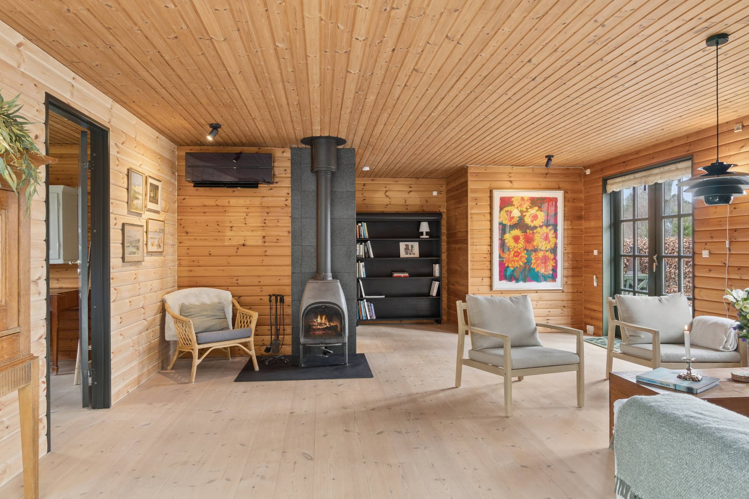 Idyllisk sommerhus med sauna og pejs nær strand billede 5
