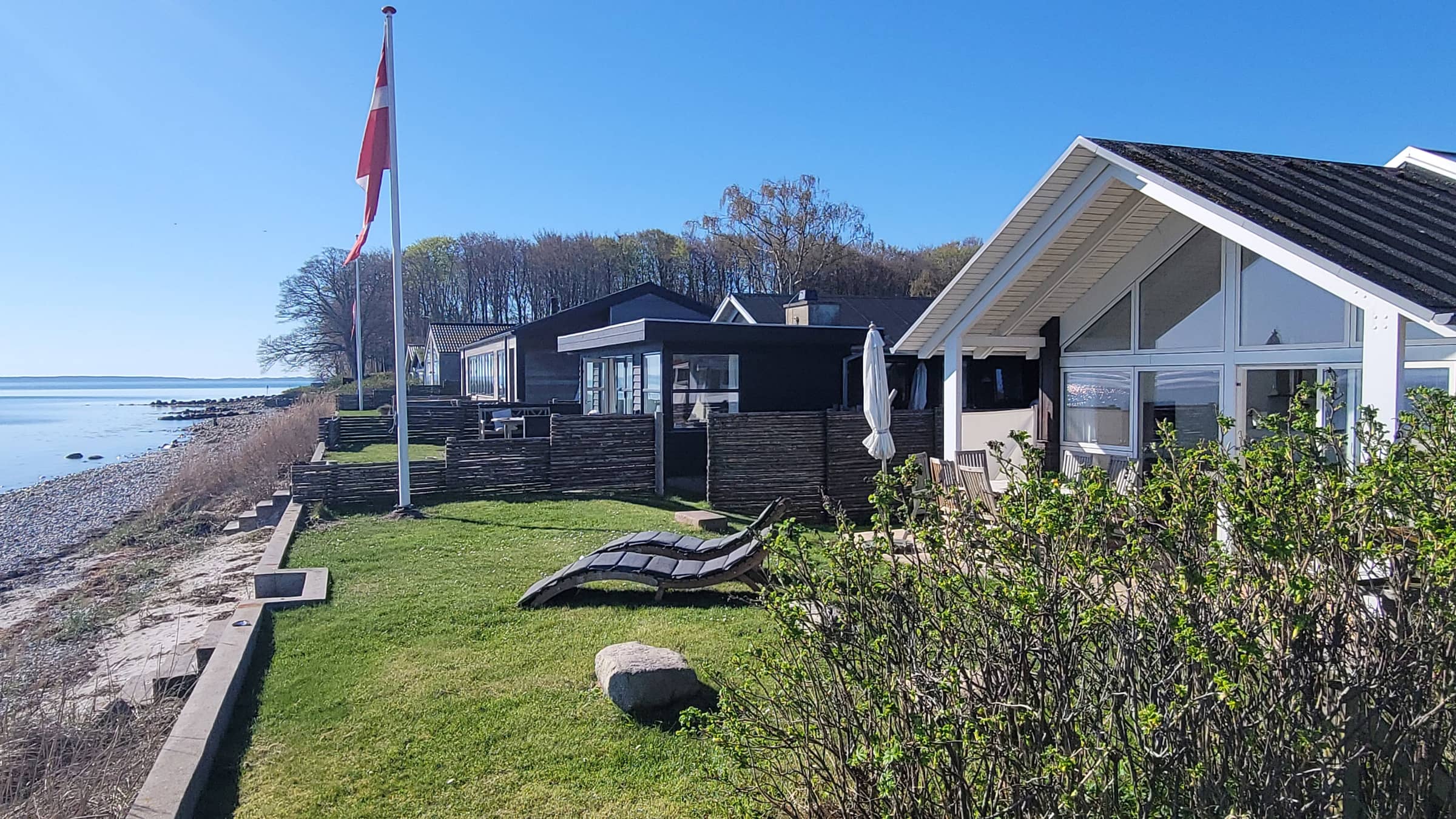 Lækkert sommerhus på strandgrund billede 3