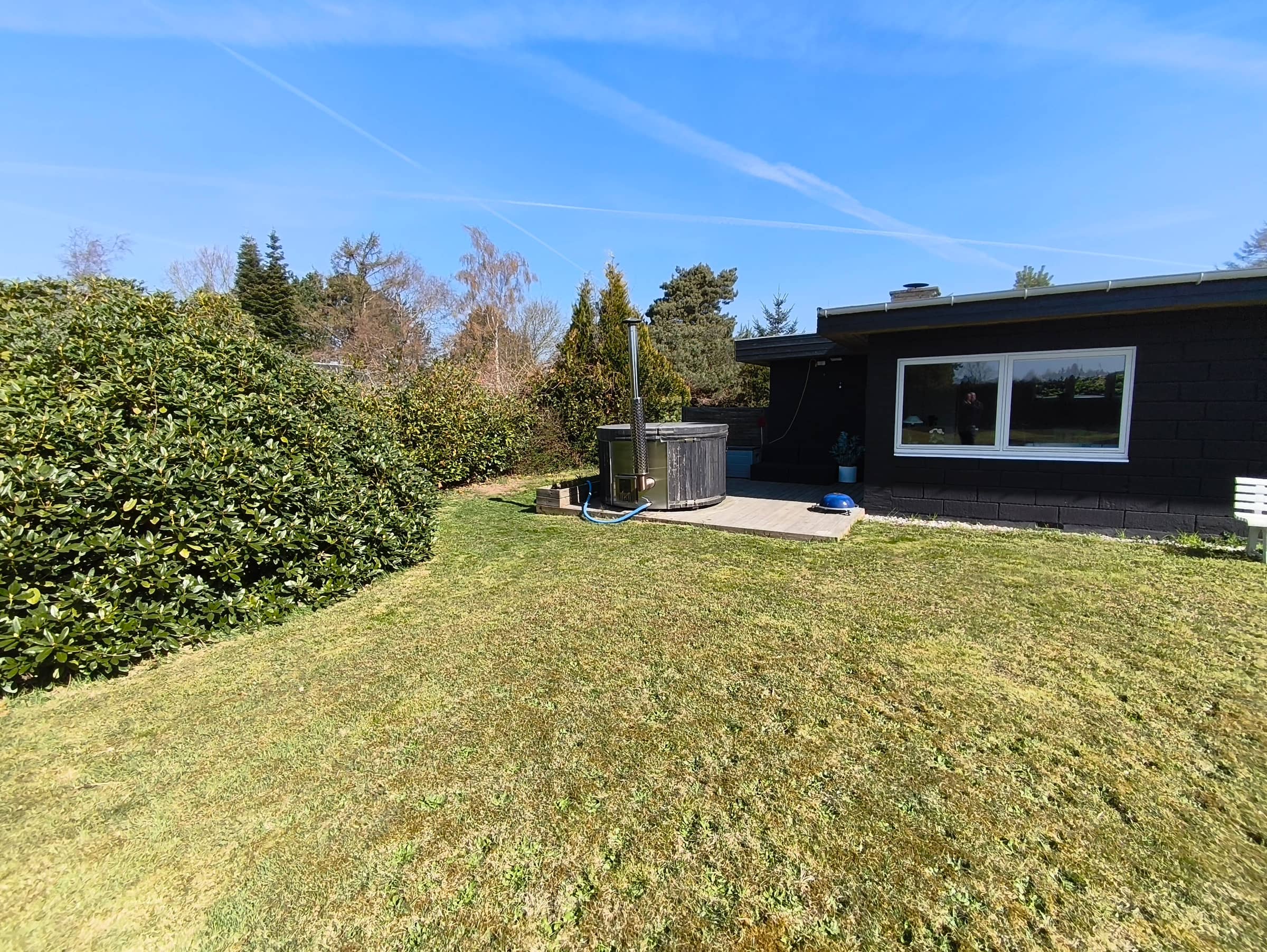 Nyrenoveret sommerhus med vildmarksbad, Marielyst billede 3