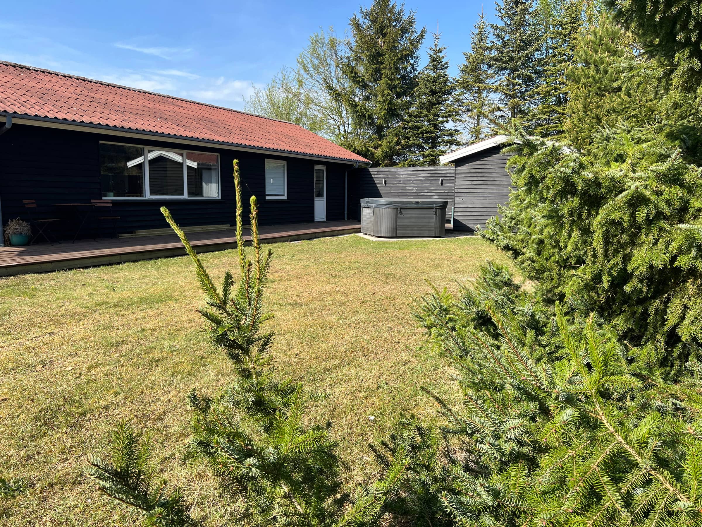 Skønt nyrenoveret sommerhus med udespa billede 3
