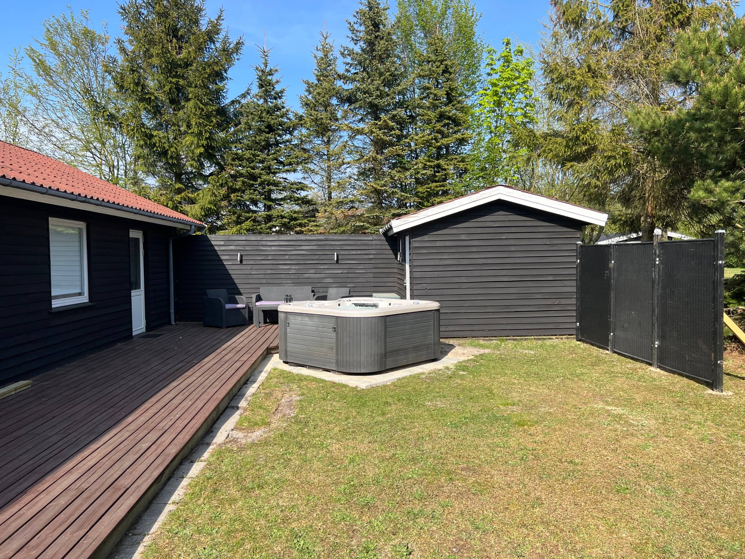 Skønt nyrenoveret sommerhus med udespa billede 5