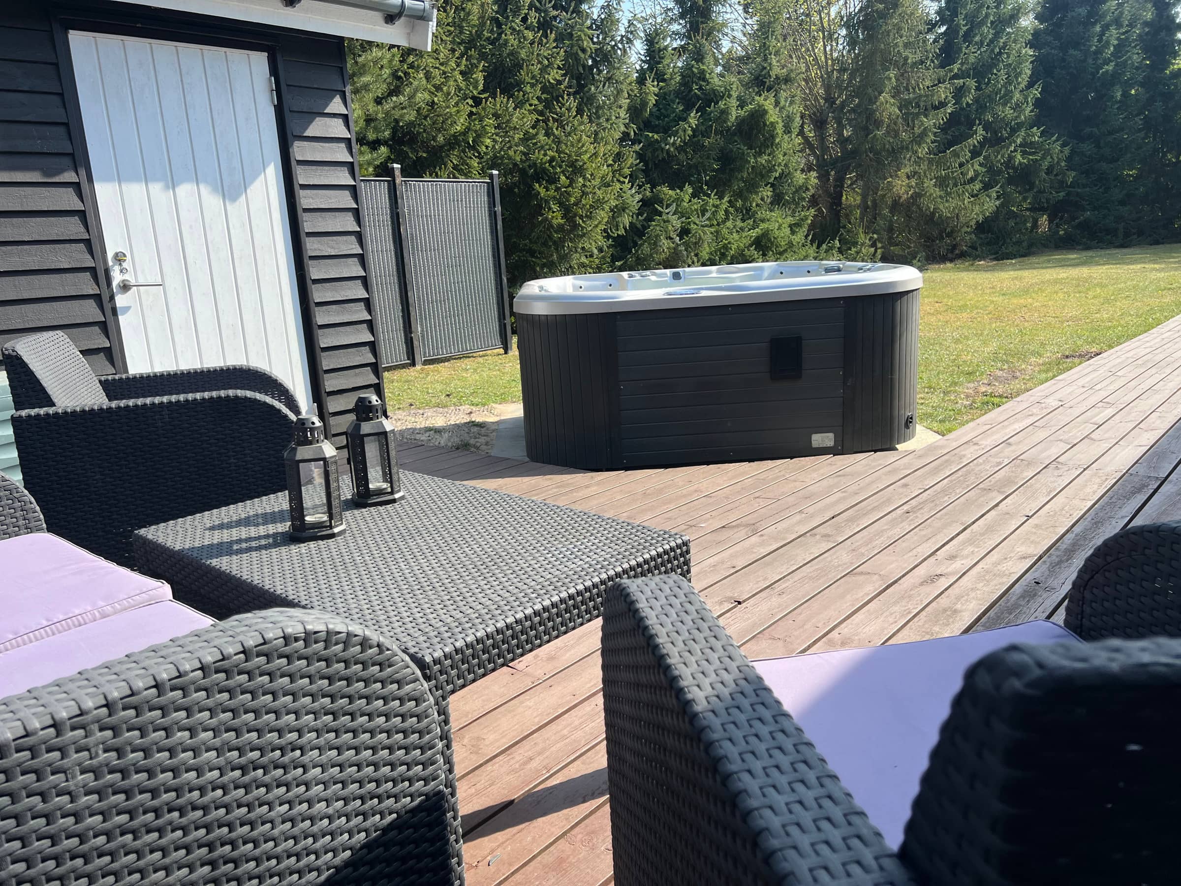 Skønt nyrenoveret sommerhus med udespa billede 4