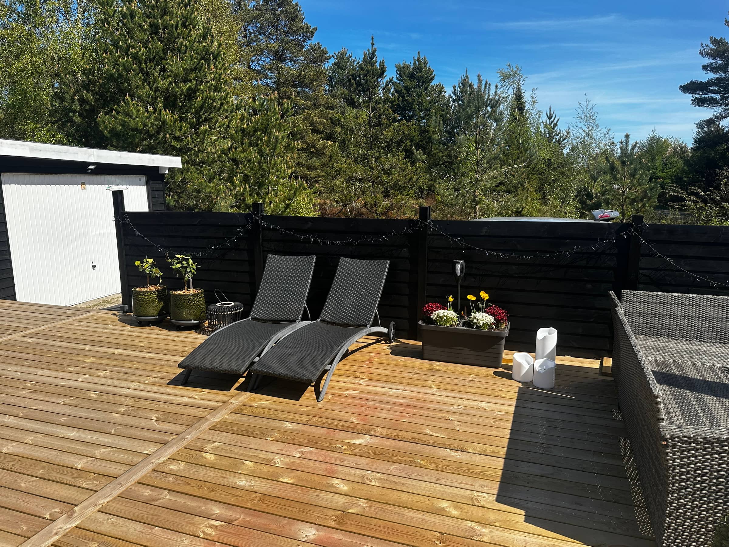 Hyggeligt sommerhus nær strand med stor terrasse billede 3