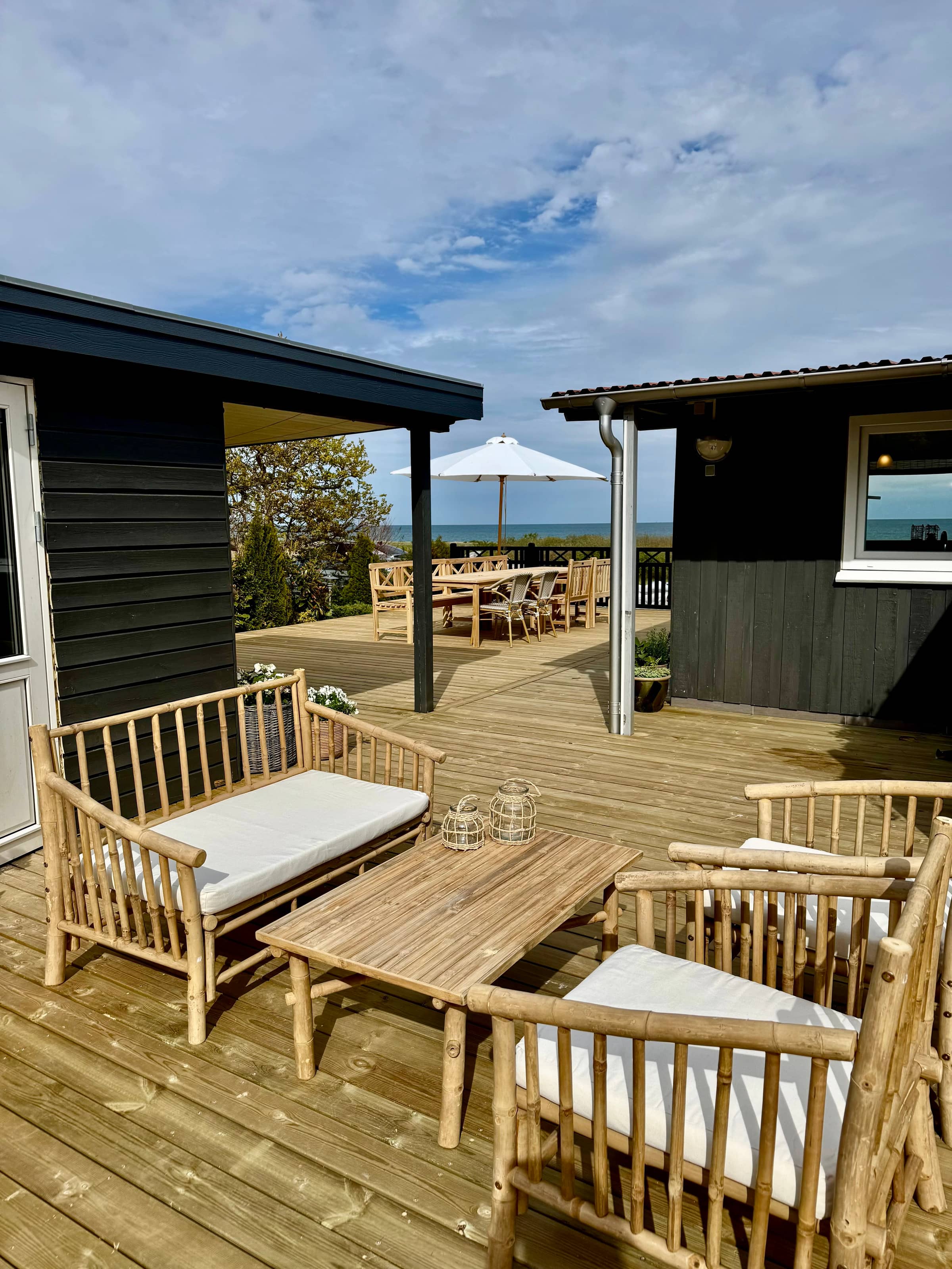 Nyrenoveret sommerhus med havudsigt nær strand billede 2