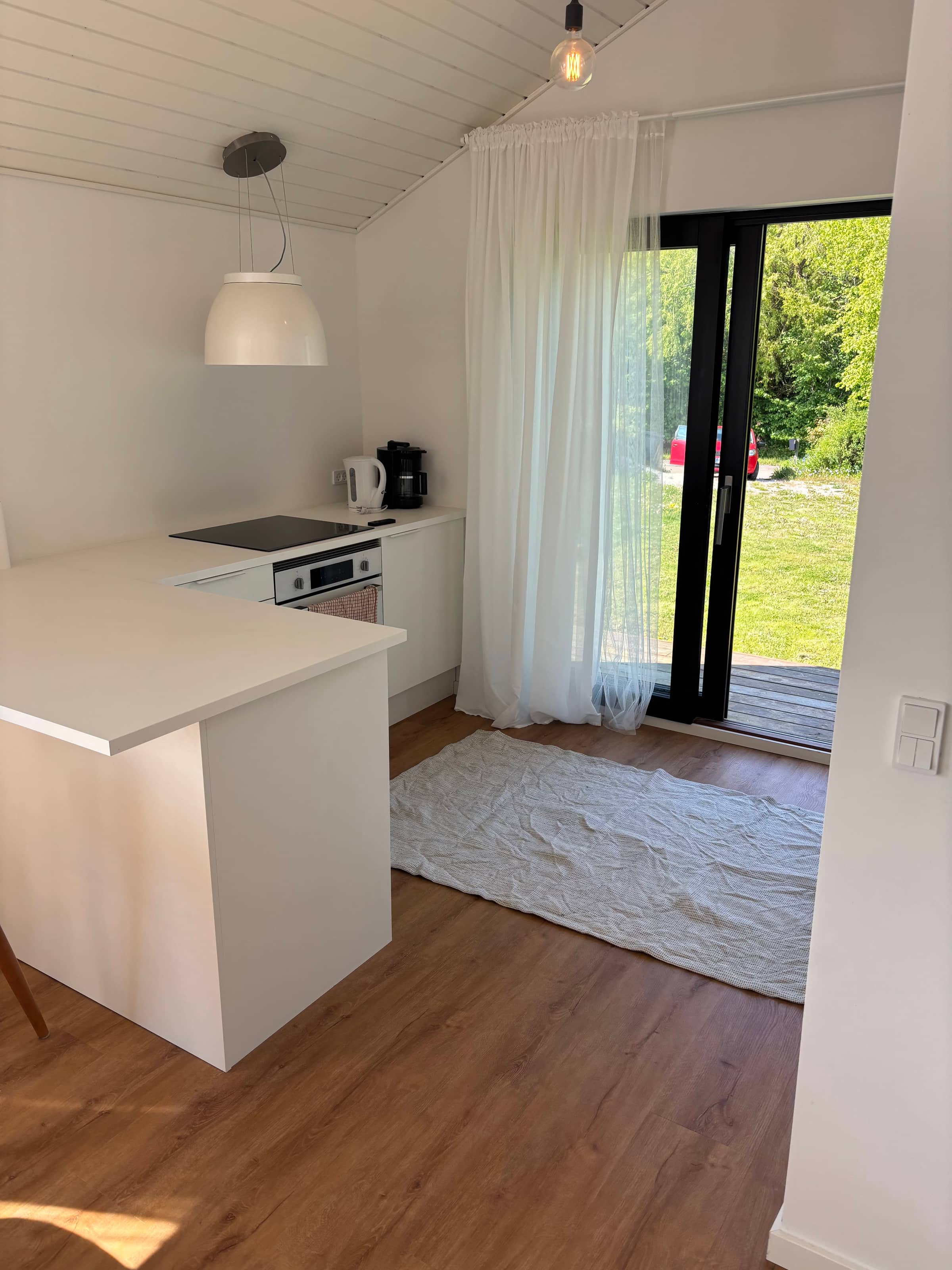 Stilfuldt sommerhus nær strand, klint og havneliv billede 4