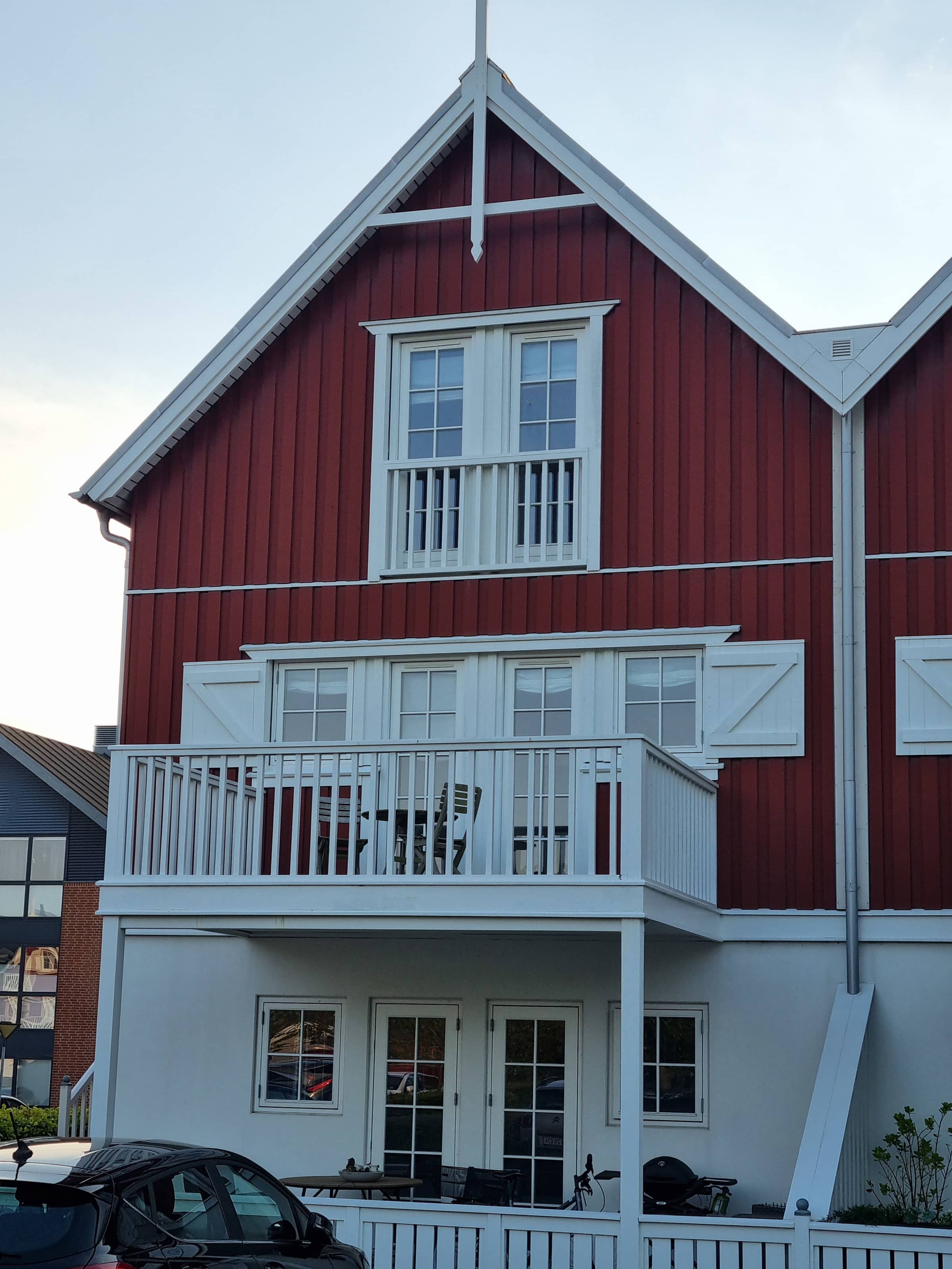 Feriehygge nær skov, fjord og byliv billede 2